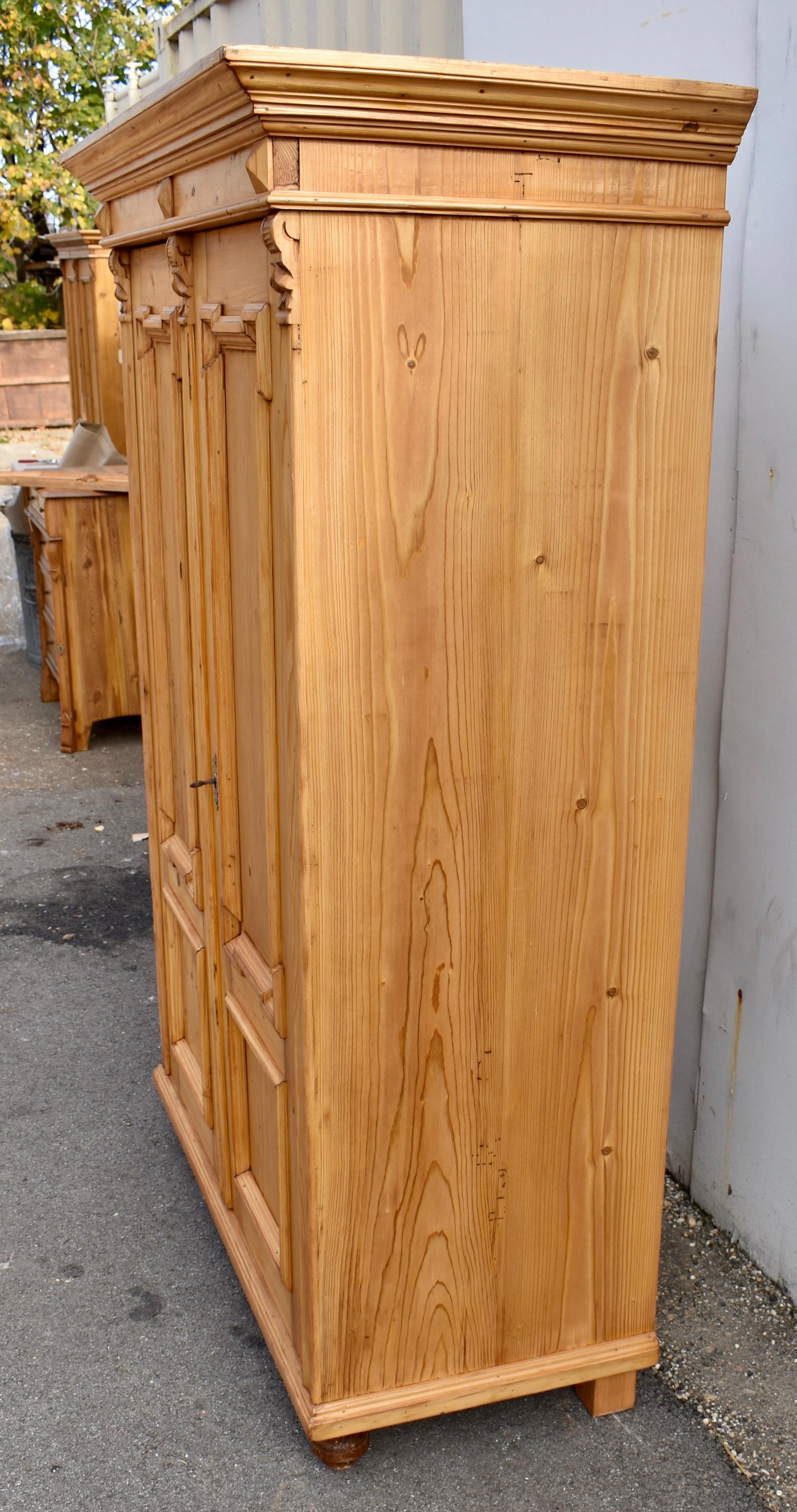 Lucidato Armoire a due ante in pino con cartiglio rimovibile in vendita