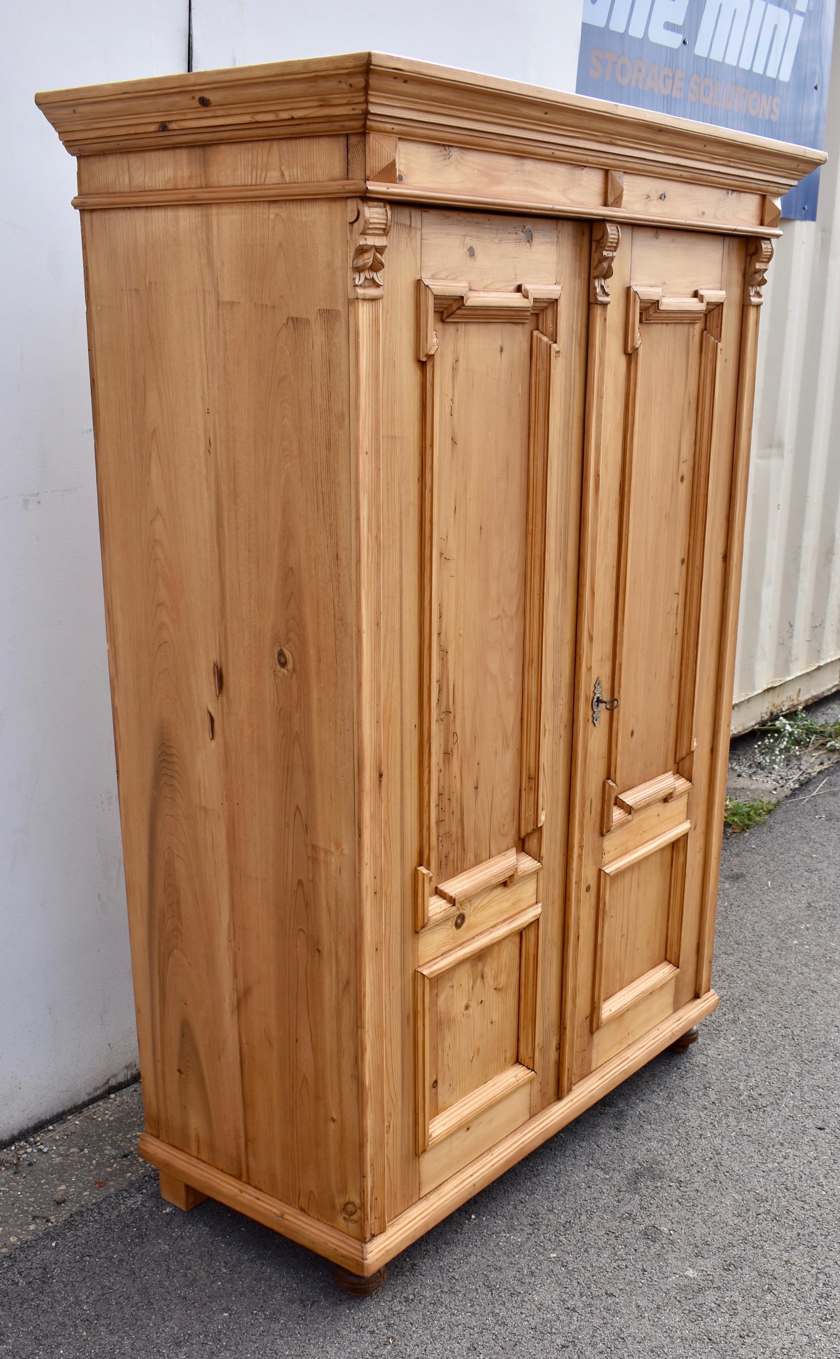 Armoire a due ante in pino con cartiglio rimovibile In condizioni buone in vendita a Baltimore, MD