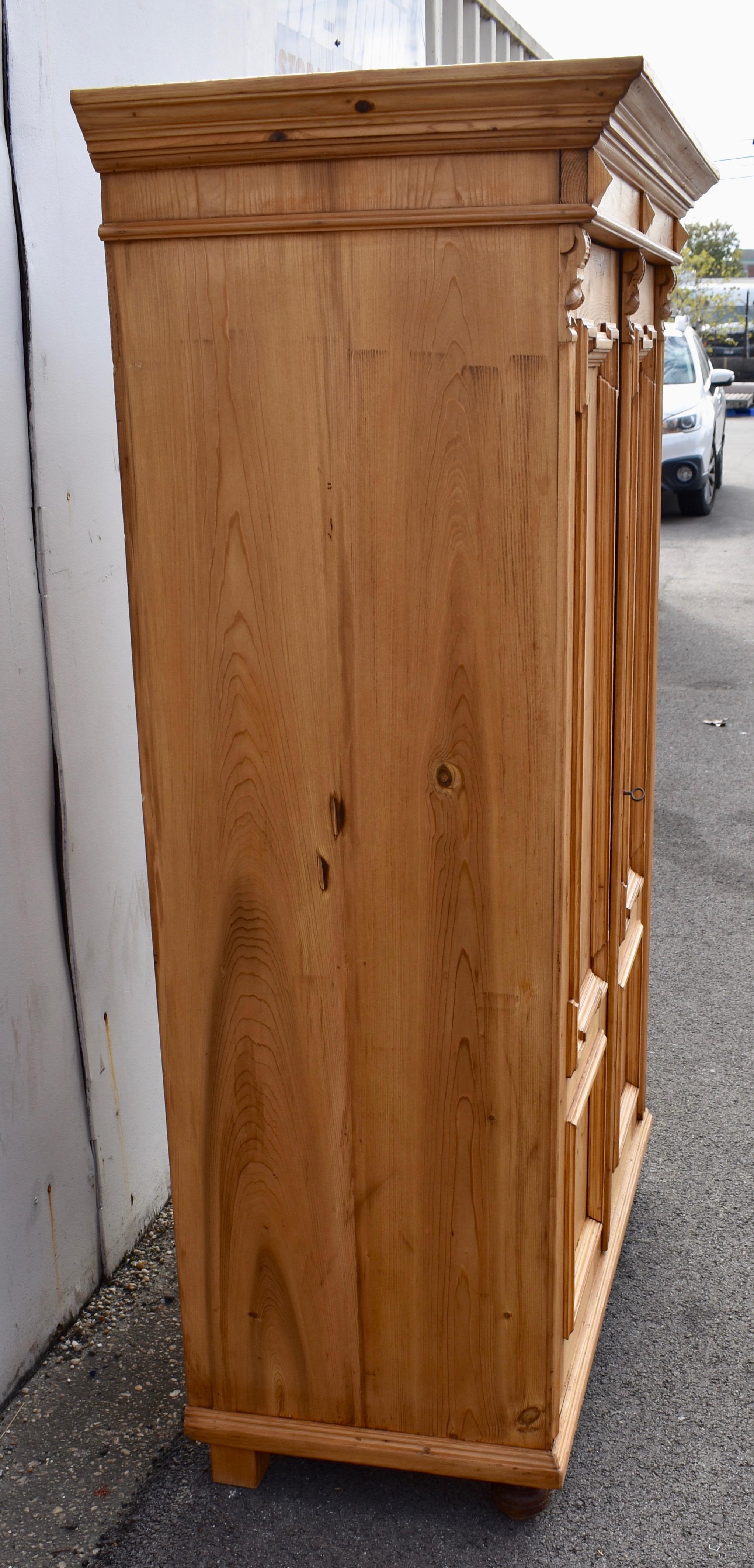 XX secolo Armoire a due ante in pino con cartiglio rimovibile in vendita