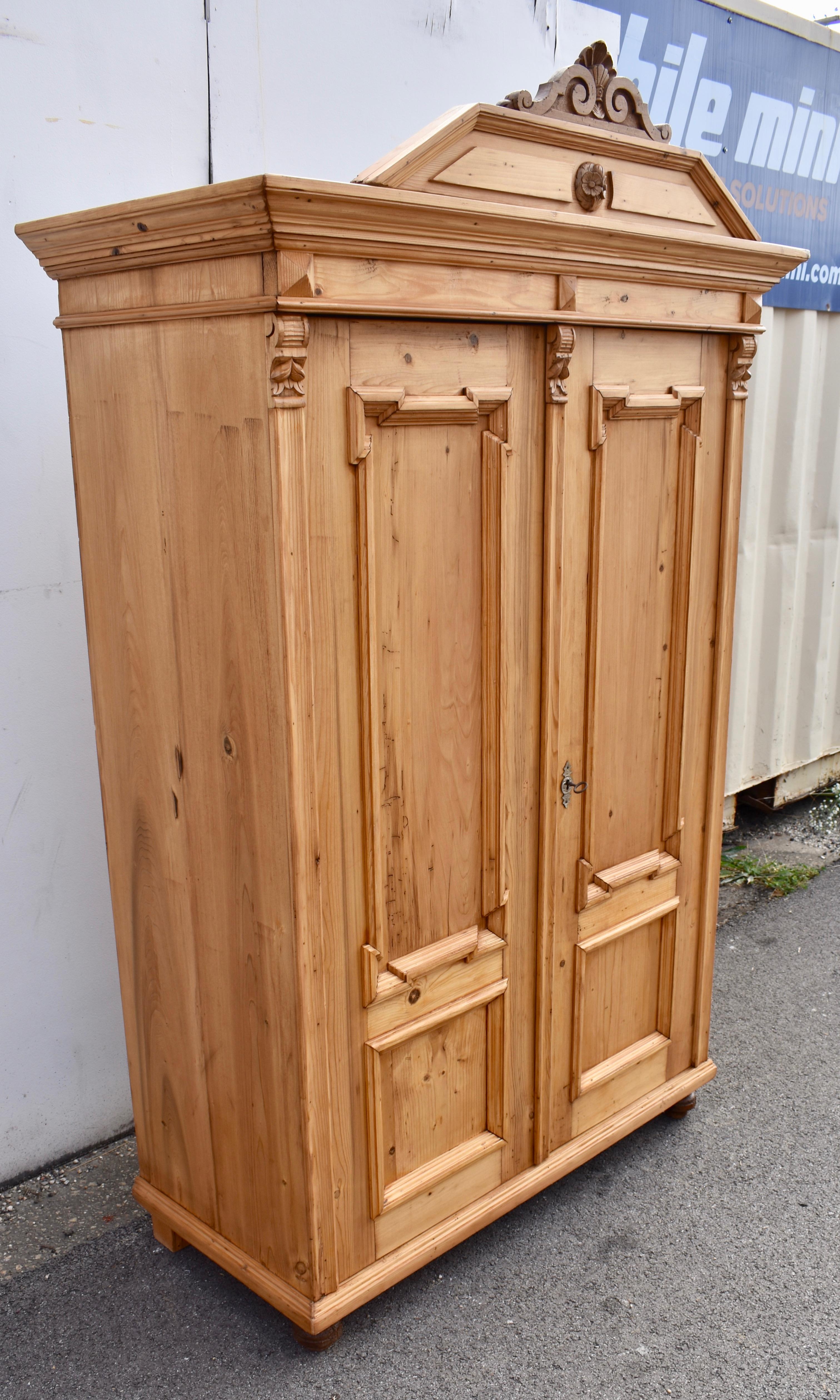 Pino Armoire a due ante in pino con cartiglio rimovibile in vendita