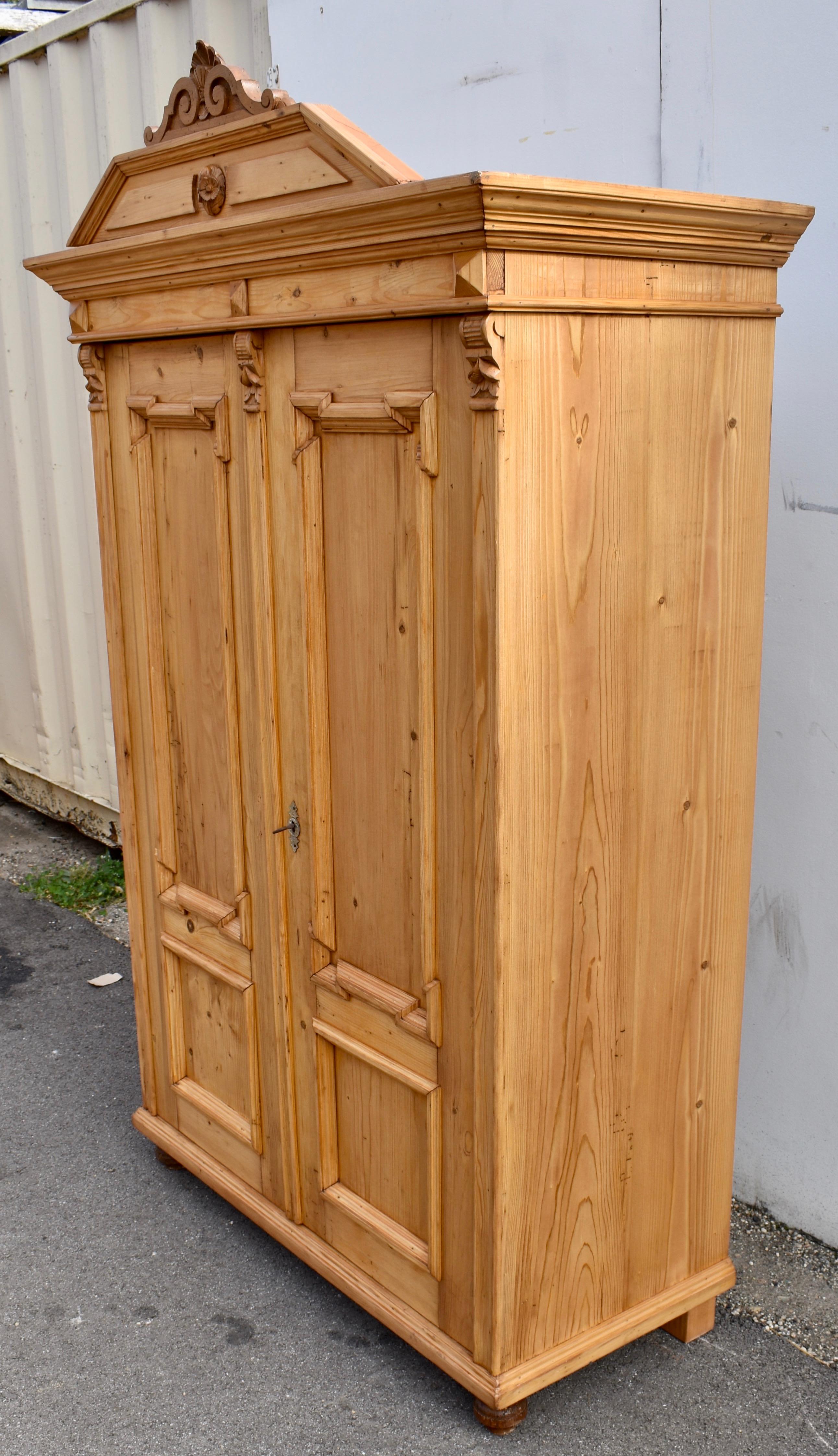 Armoire a due ante in pino con cartiglio rimovibile in vendita 1