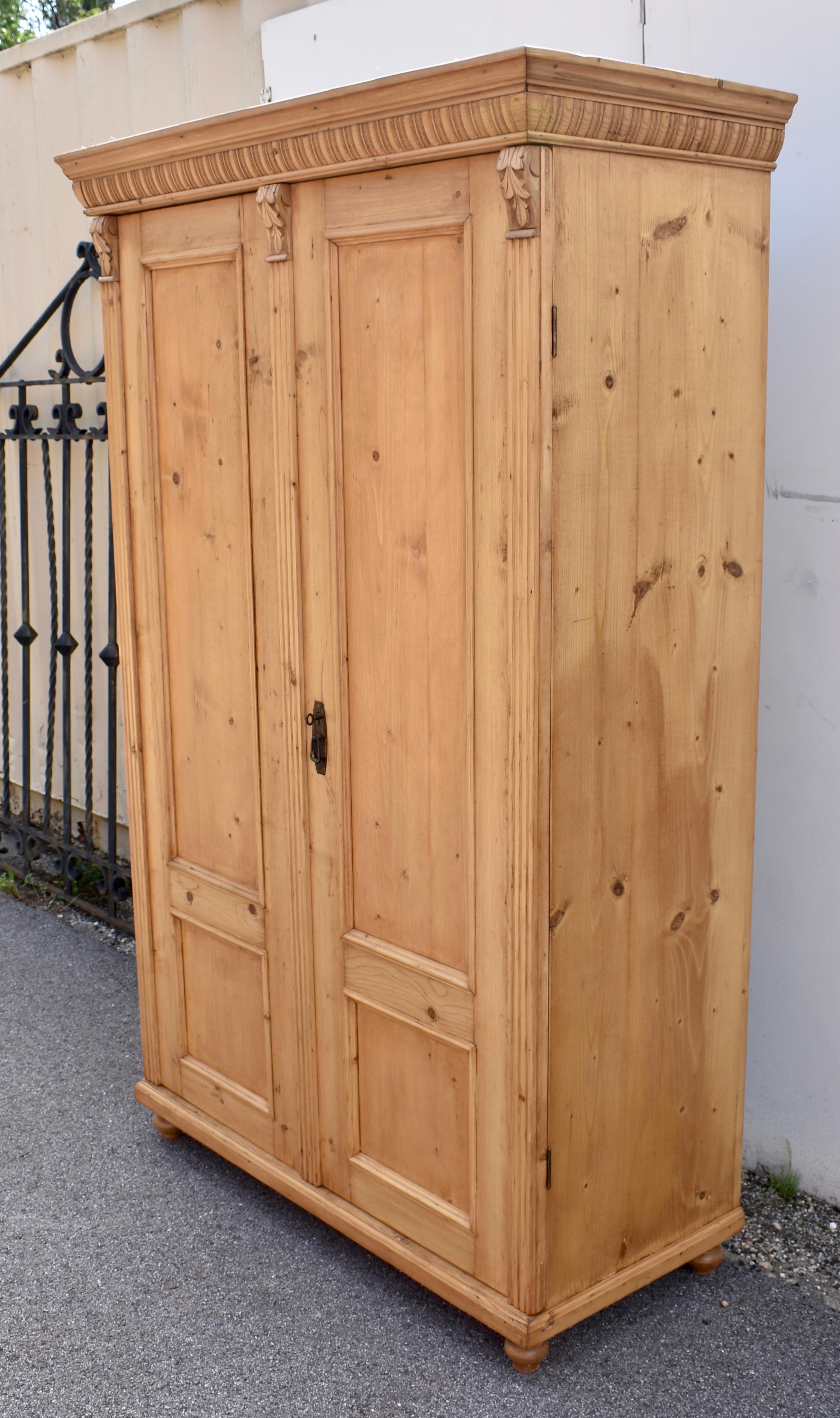 Armario de Dos Puertas de Pino con Galería Extraíble Pulido en venta