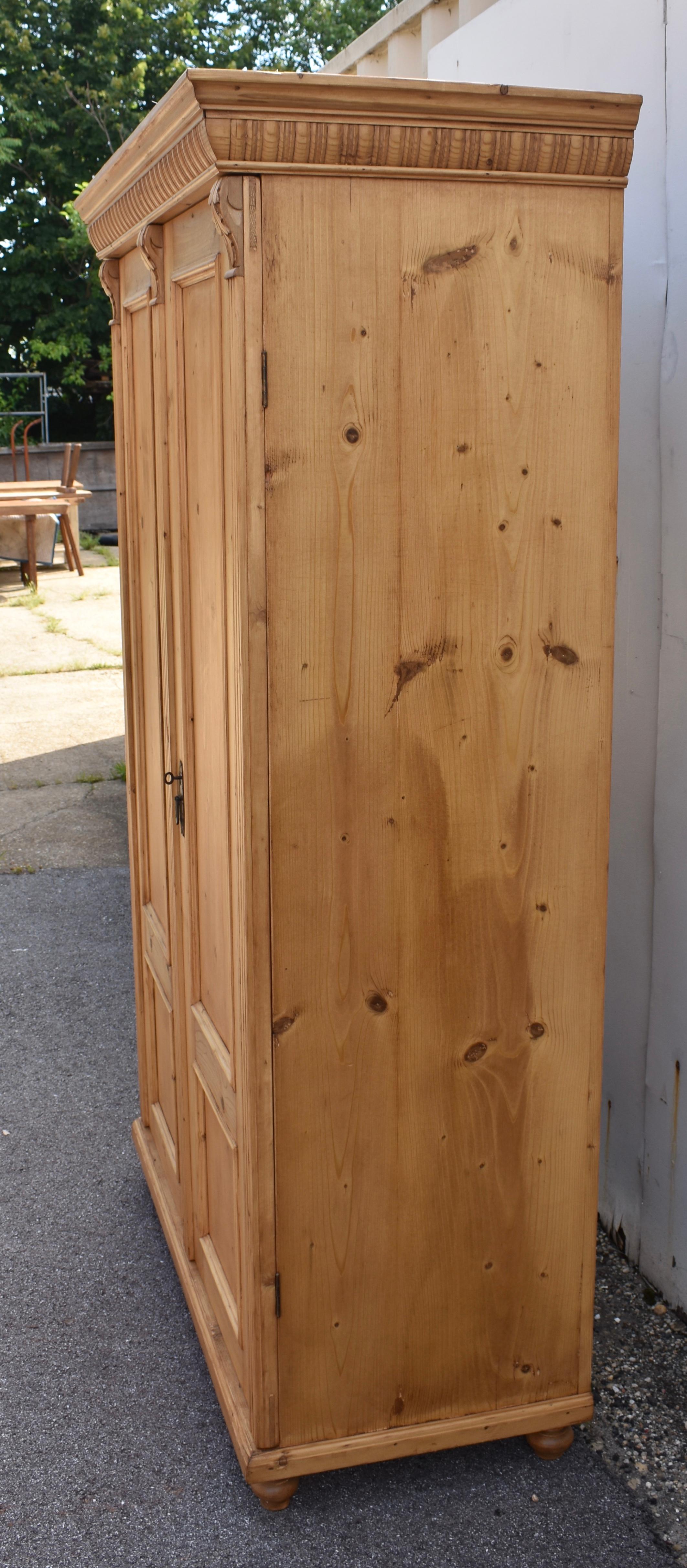 Armario de Dos Puertas de Pino con Galería Extraíble en Bueno estado para la venta en Baltimore, MD