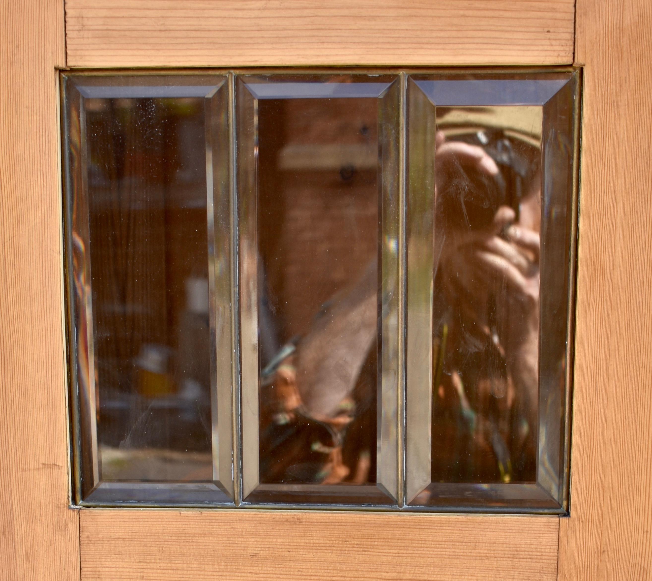 Pin Armoire en pin à deux portes avec couvercle en forme de bonnet en vente