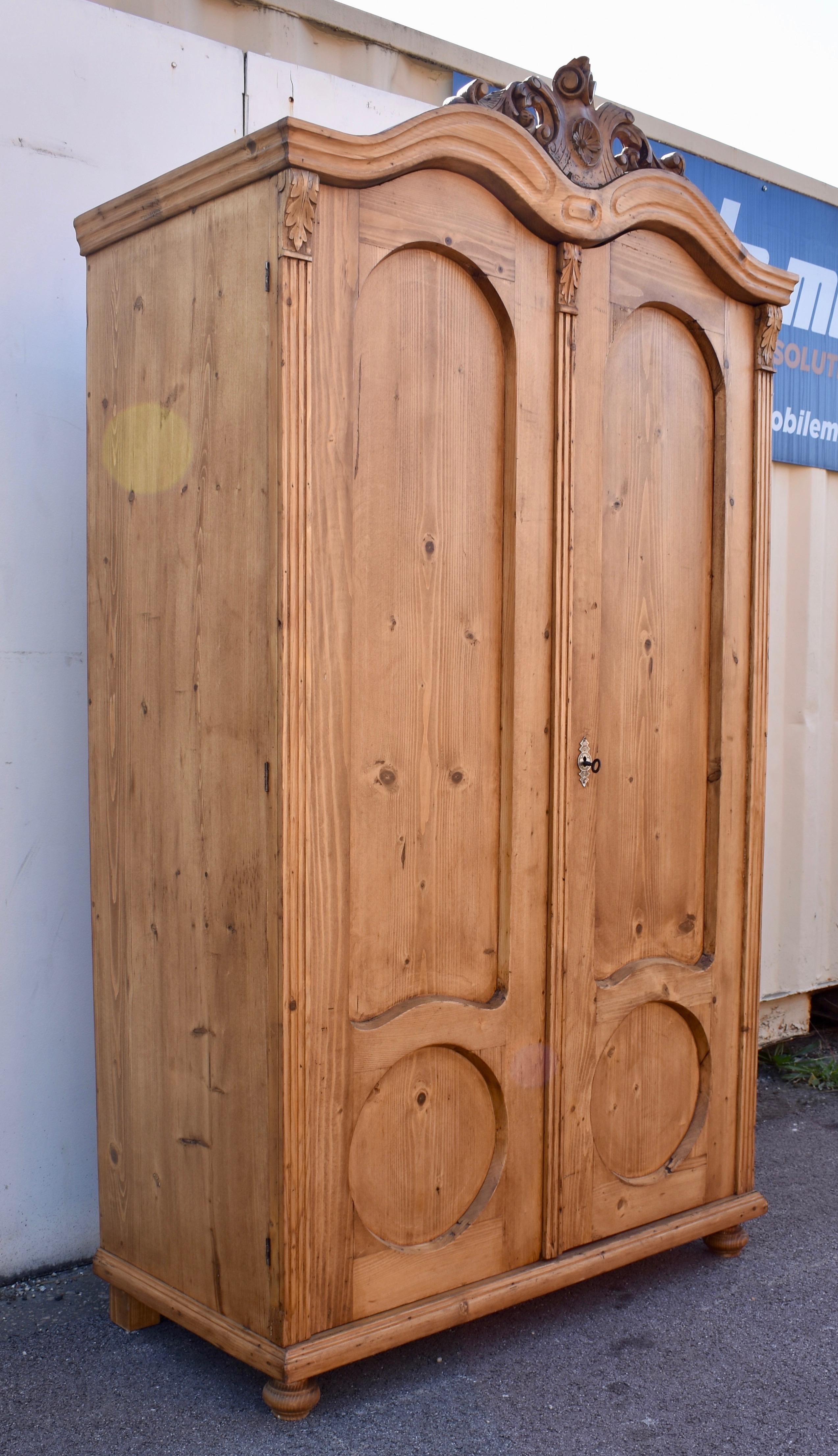 Regina Anna Armoire in pino a due ante con doppio piano Bonnet in vendita