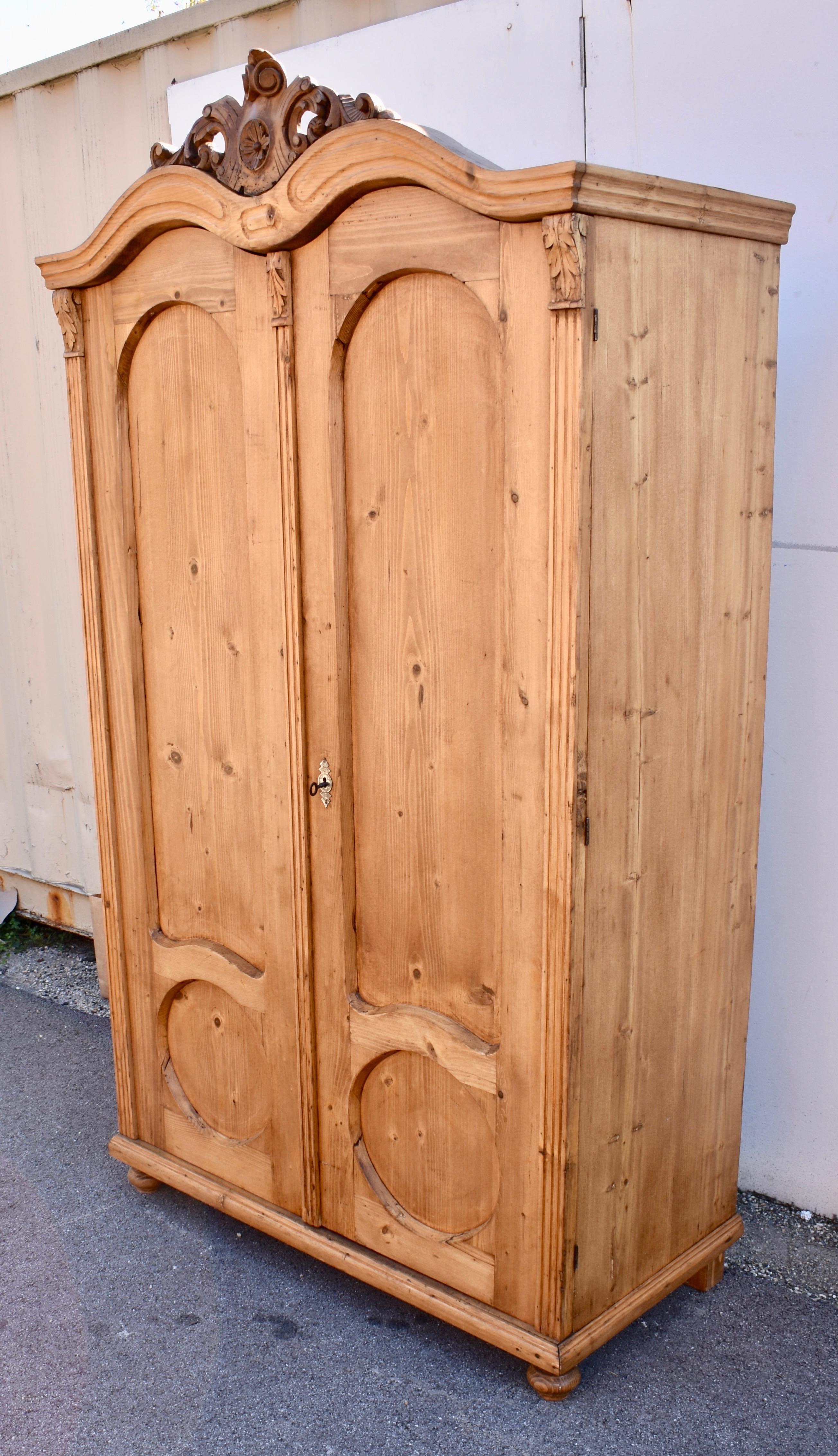 Ungherese Armoire in pino a due ante con doppio piano Bonnet in vendita