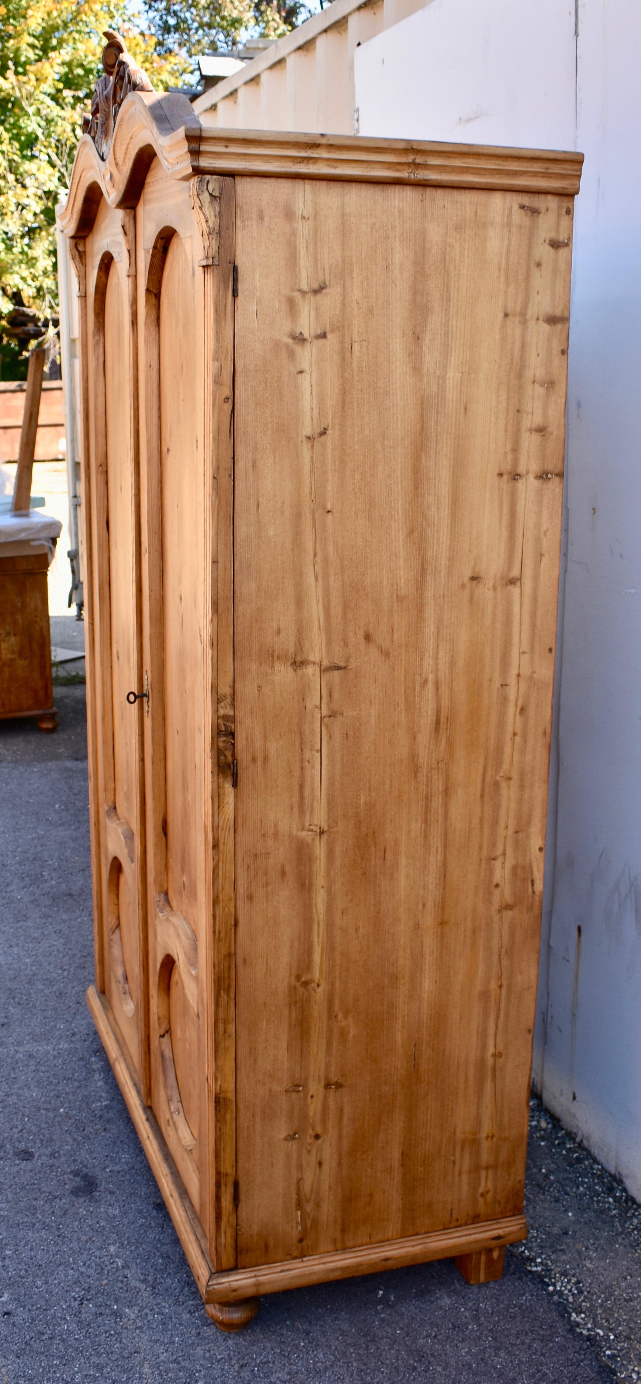 Lucidato Armoire in pino a due ante con doppio piano Bonnet in vendita