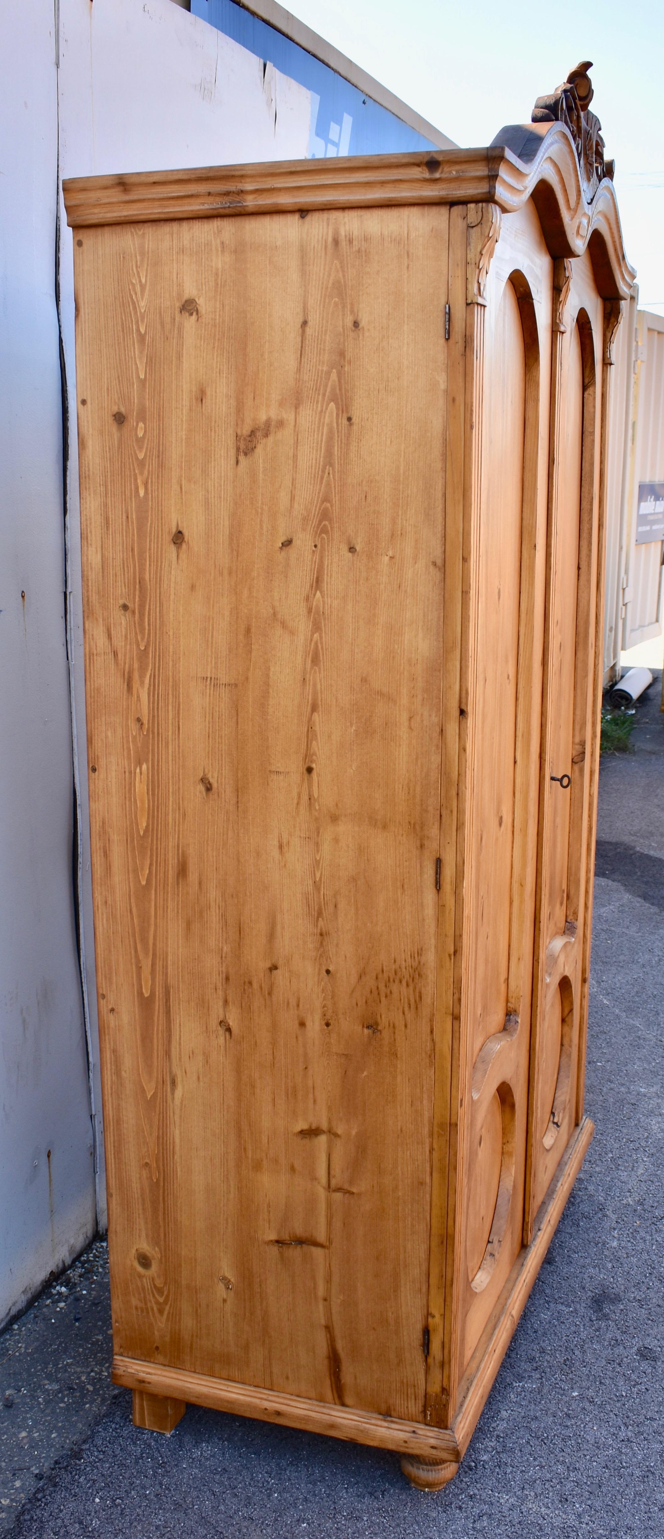 XIX secolo Armoire in pino a due ante con doppio piano Bonnet in vendita