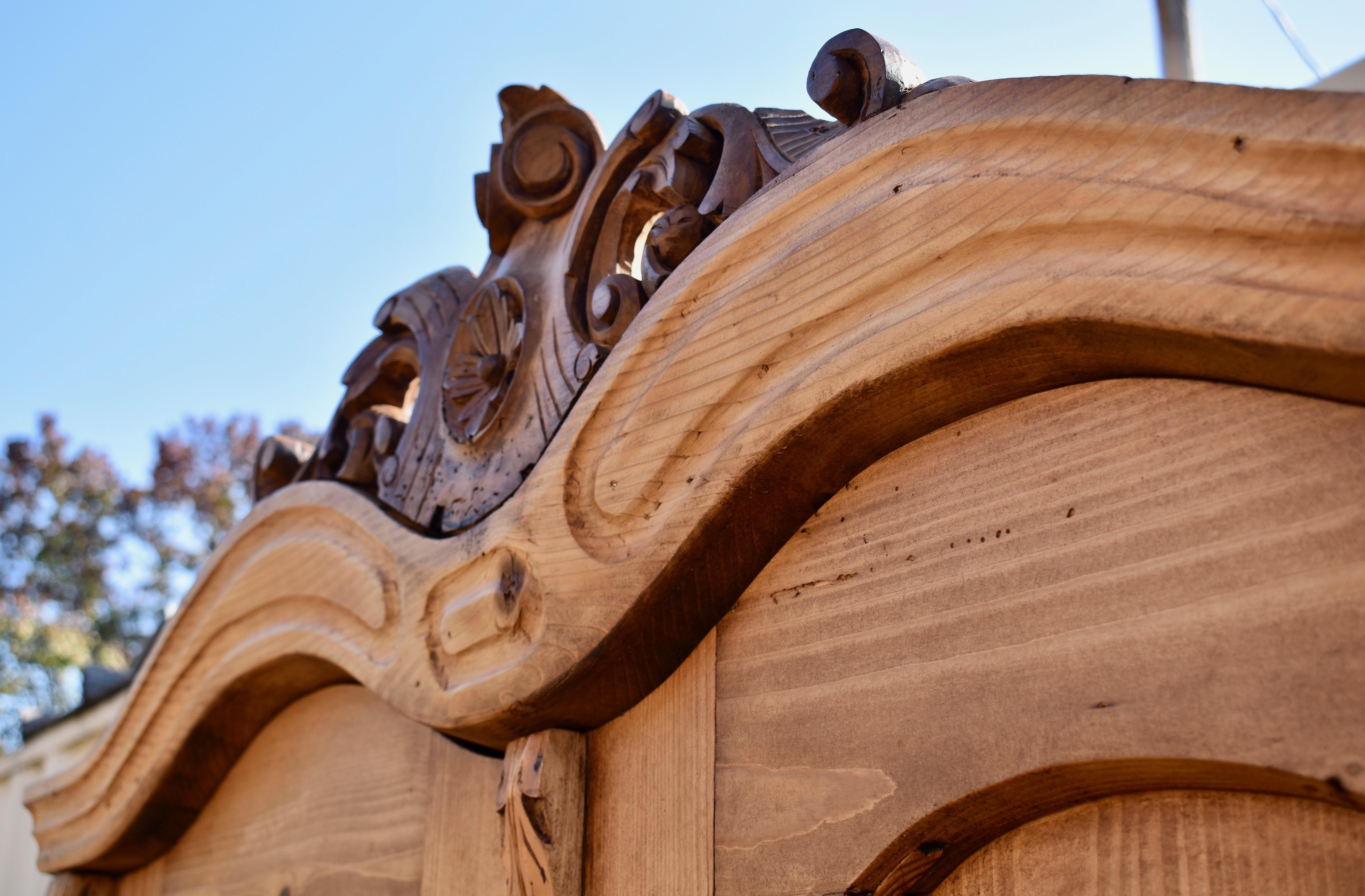 Pino Armoire in pino a due ante con doppio piano Bonnet in vendita