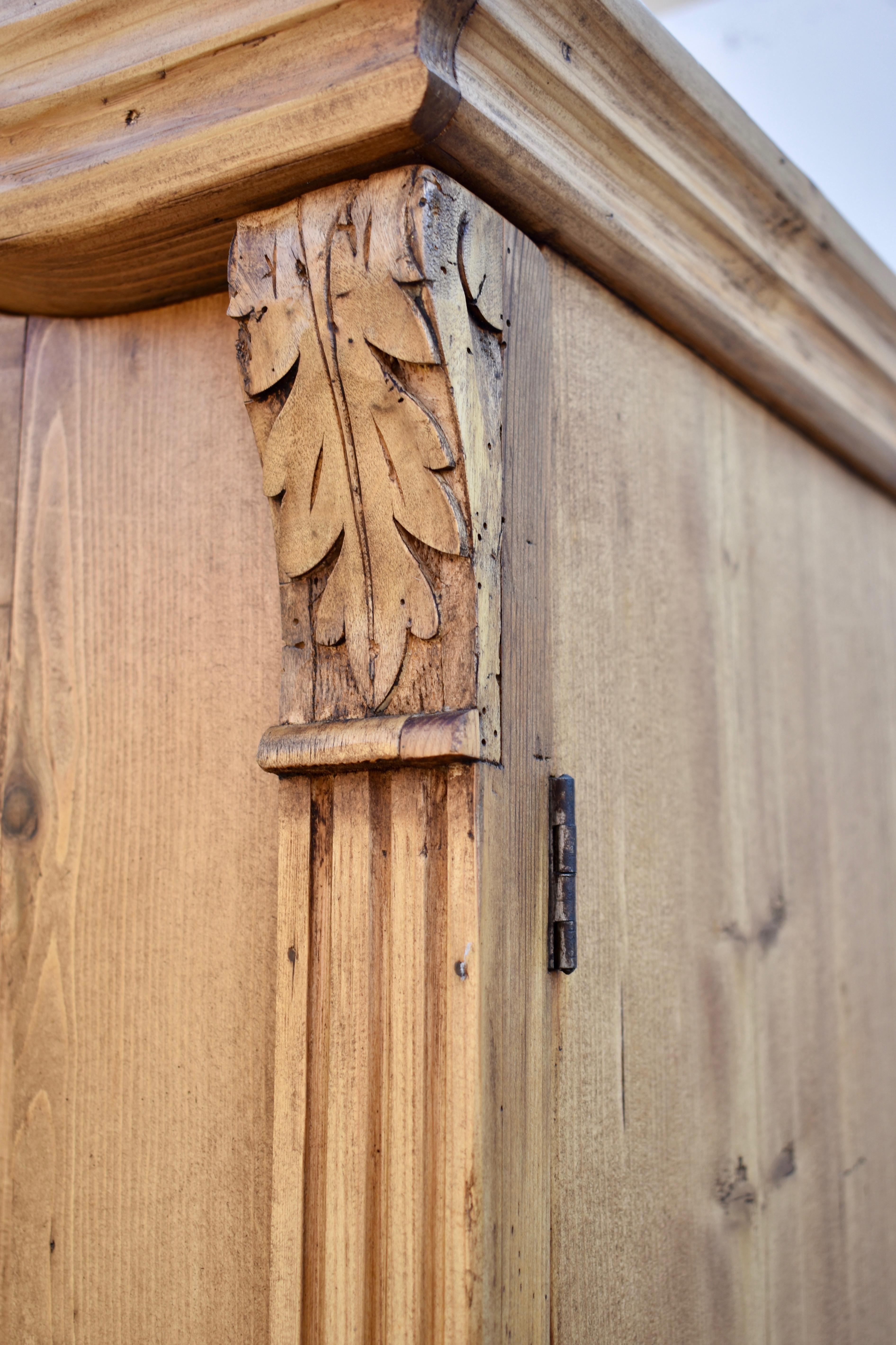 Armoire in pino a due ante con doppio piano Bonnet in vendita 1