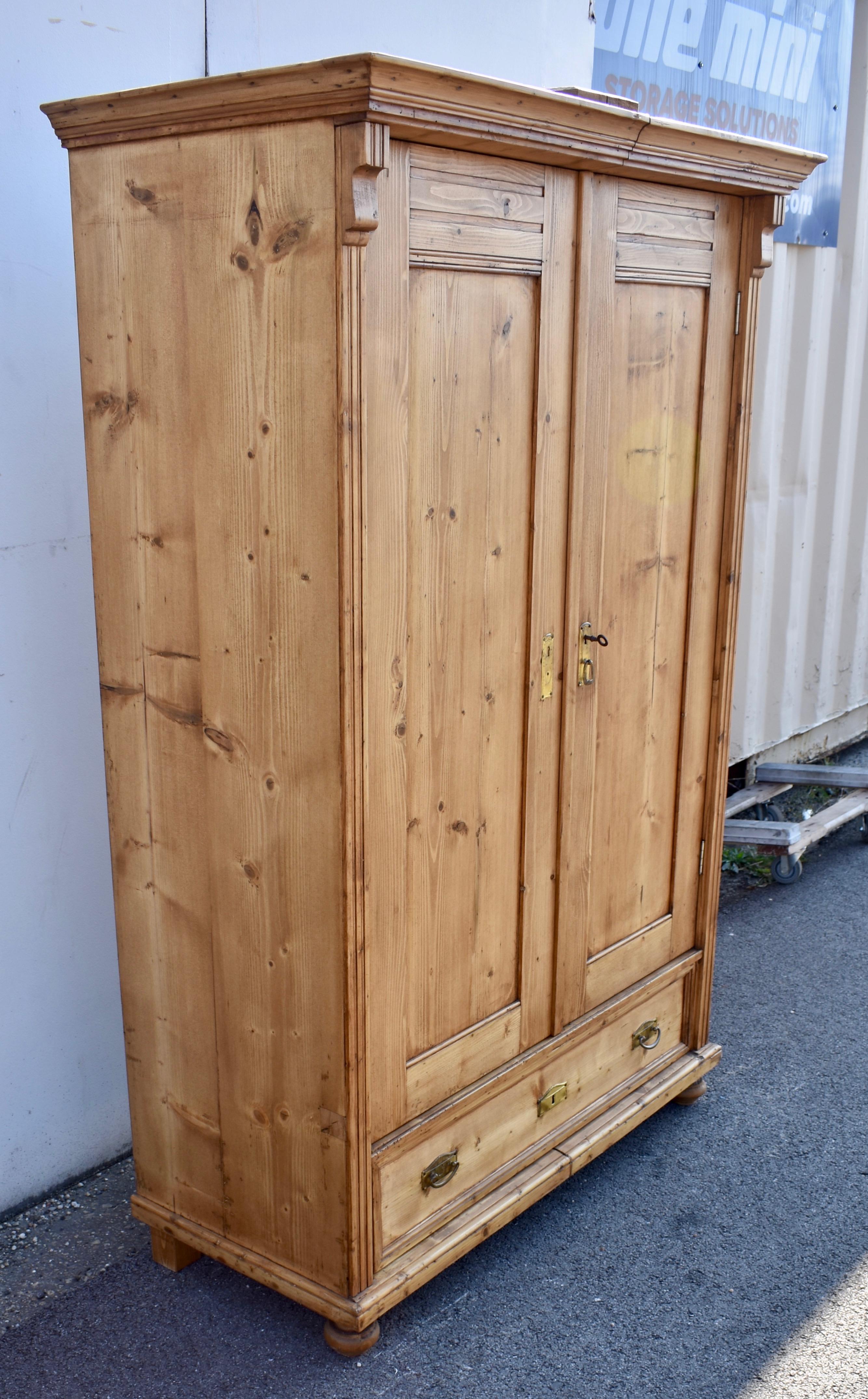Country Armoire a due ante in pino in vendita