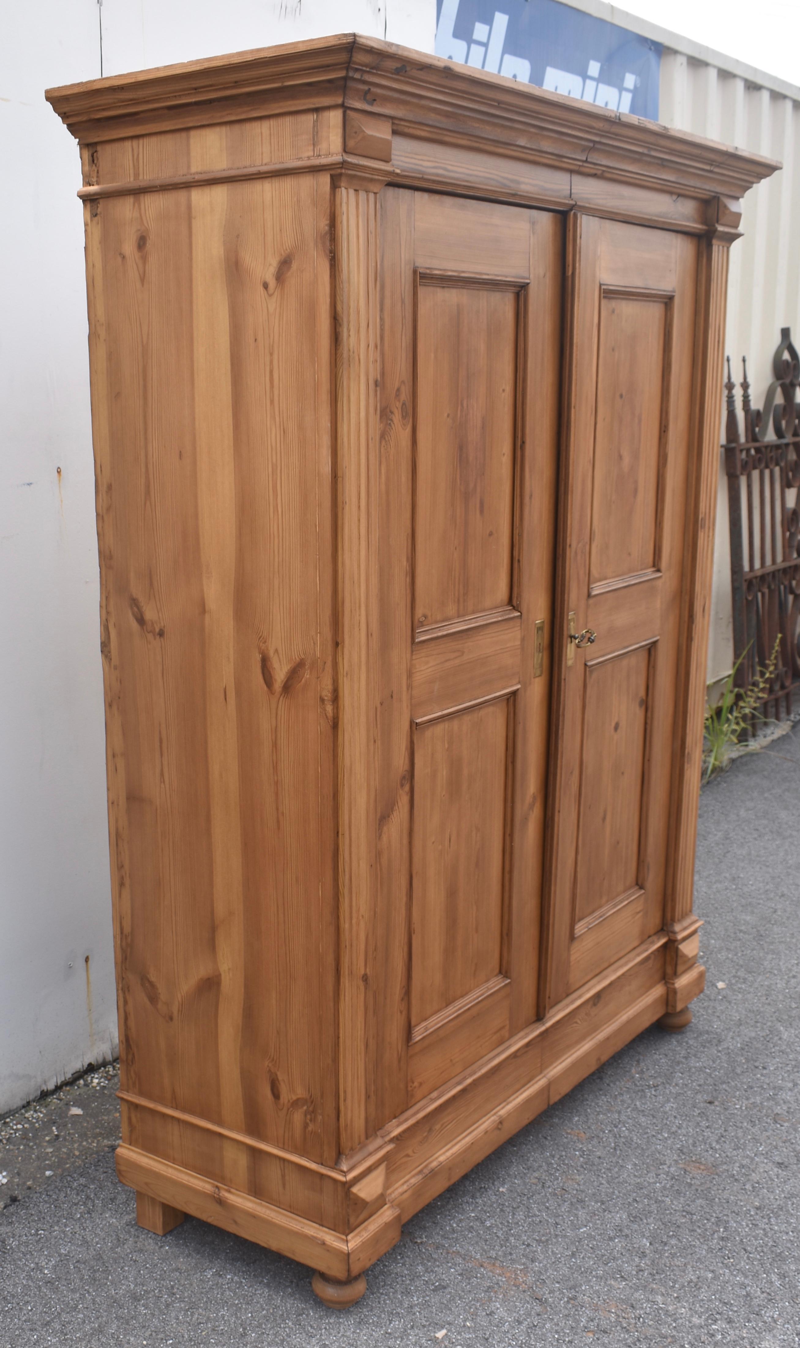 Barocco Armoire a due ante in pino in vendita