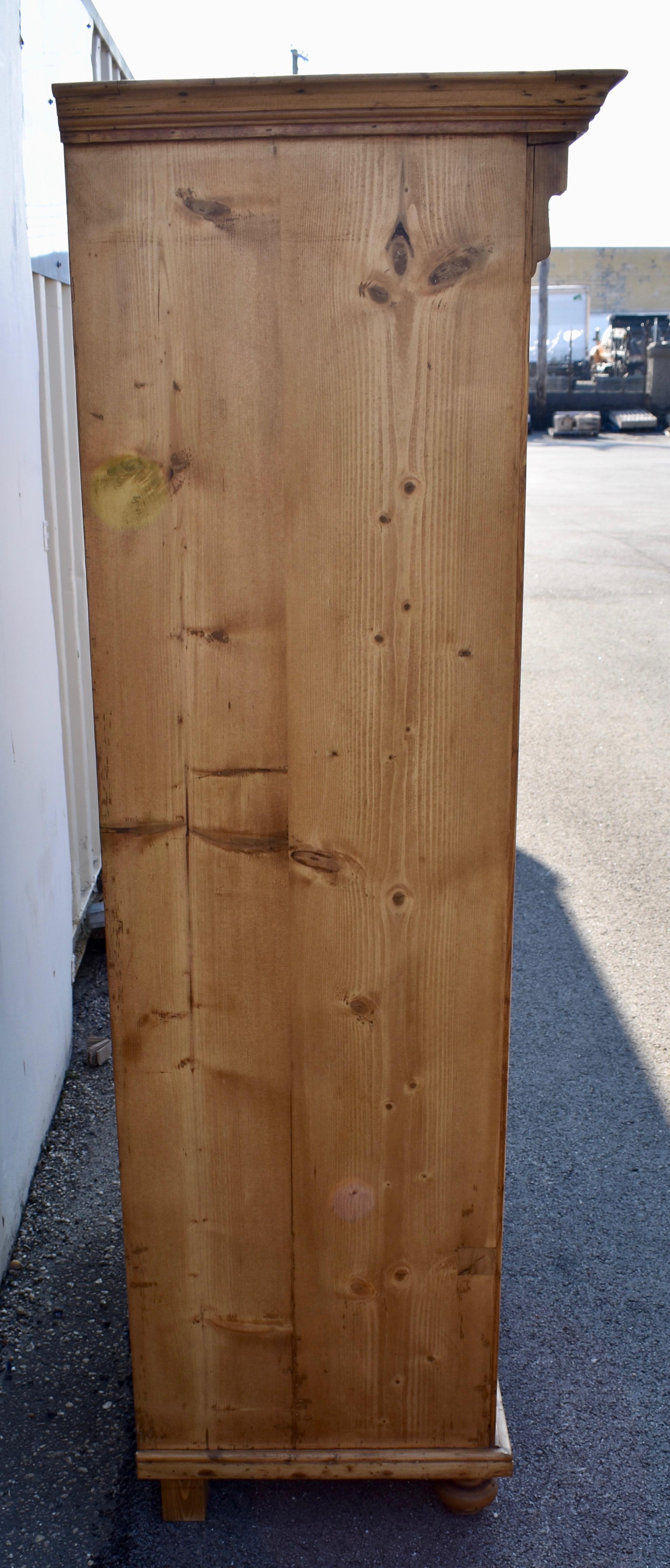 Ungherese Armoire a due ante in pino in vendita