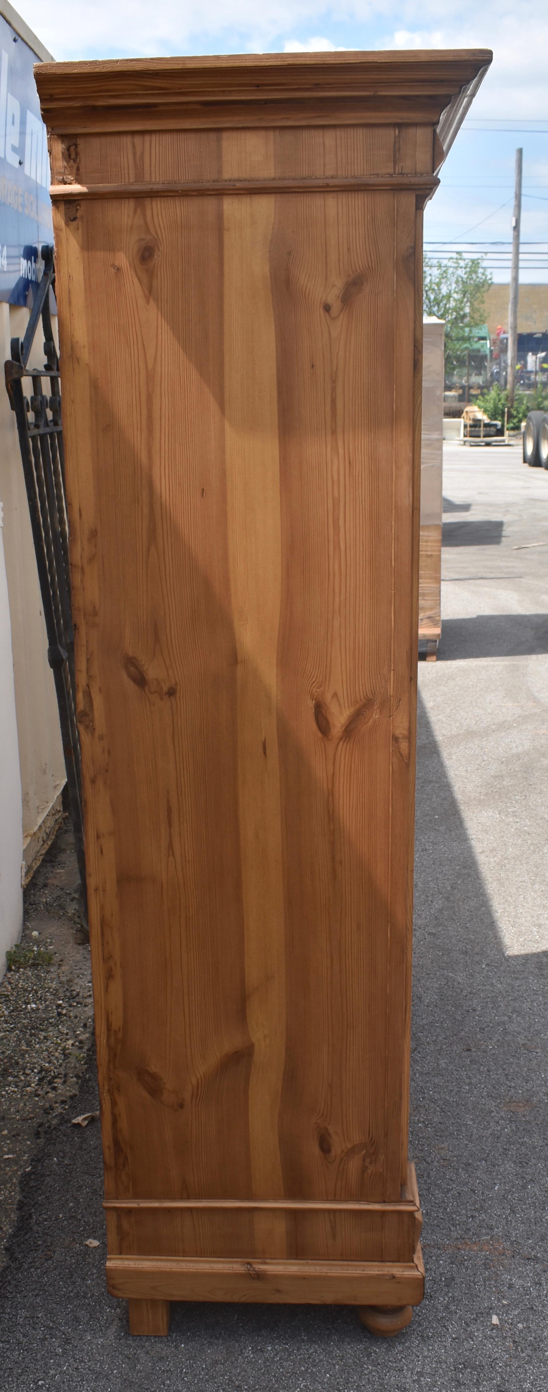 Ungherese Armoire a due ante in pino in vendita