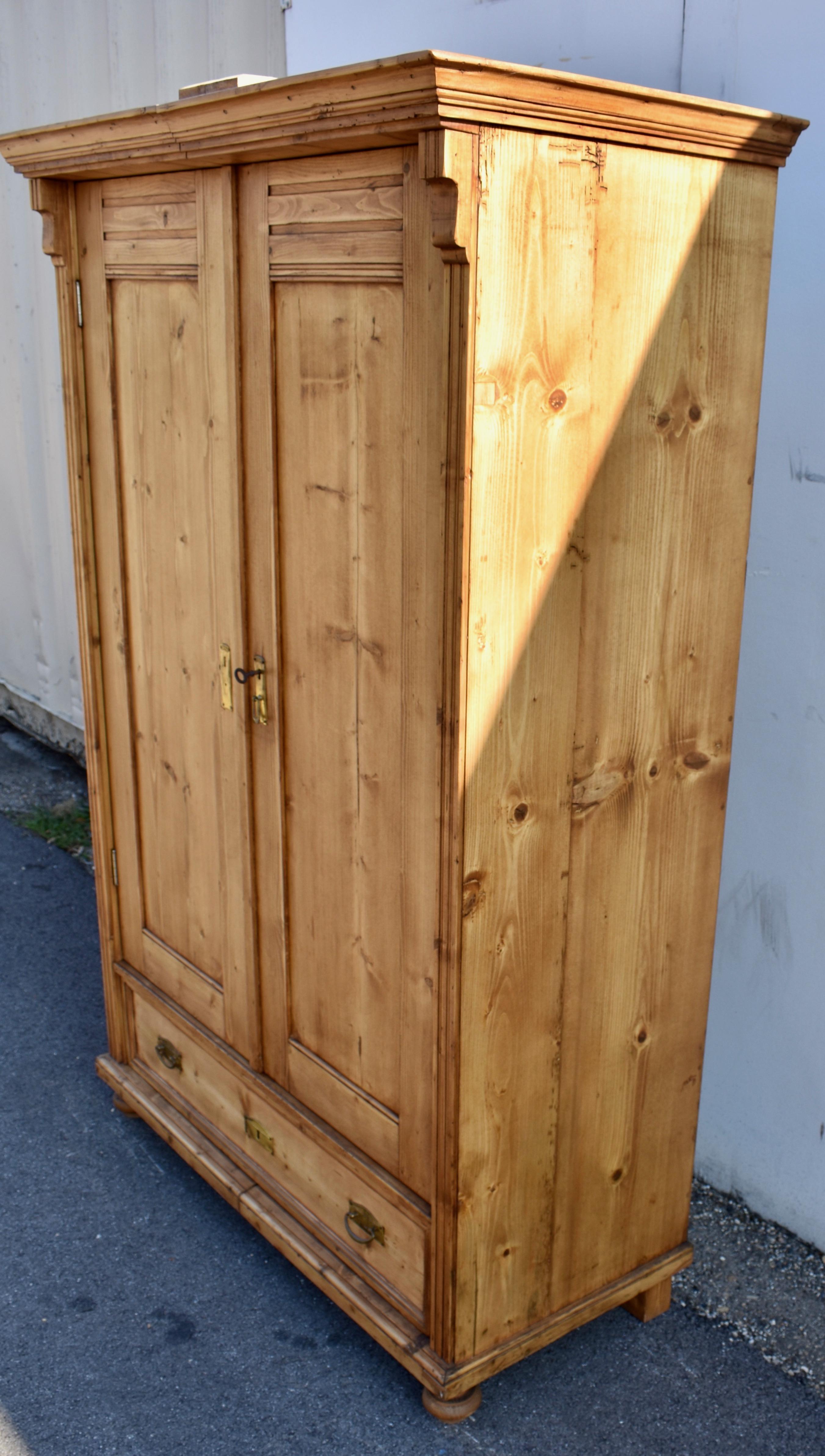 Lucidato Armoire a due ante in pino in vendita