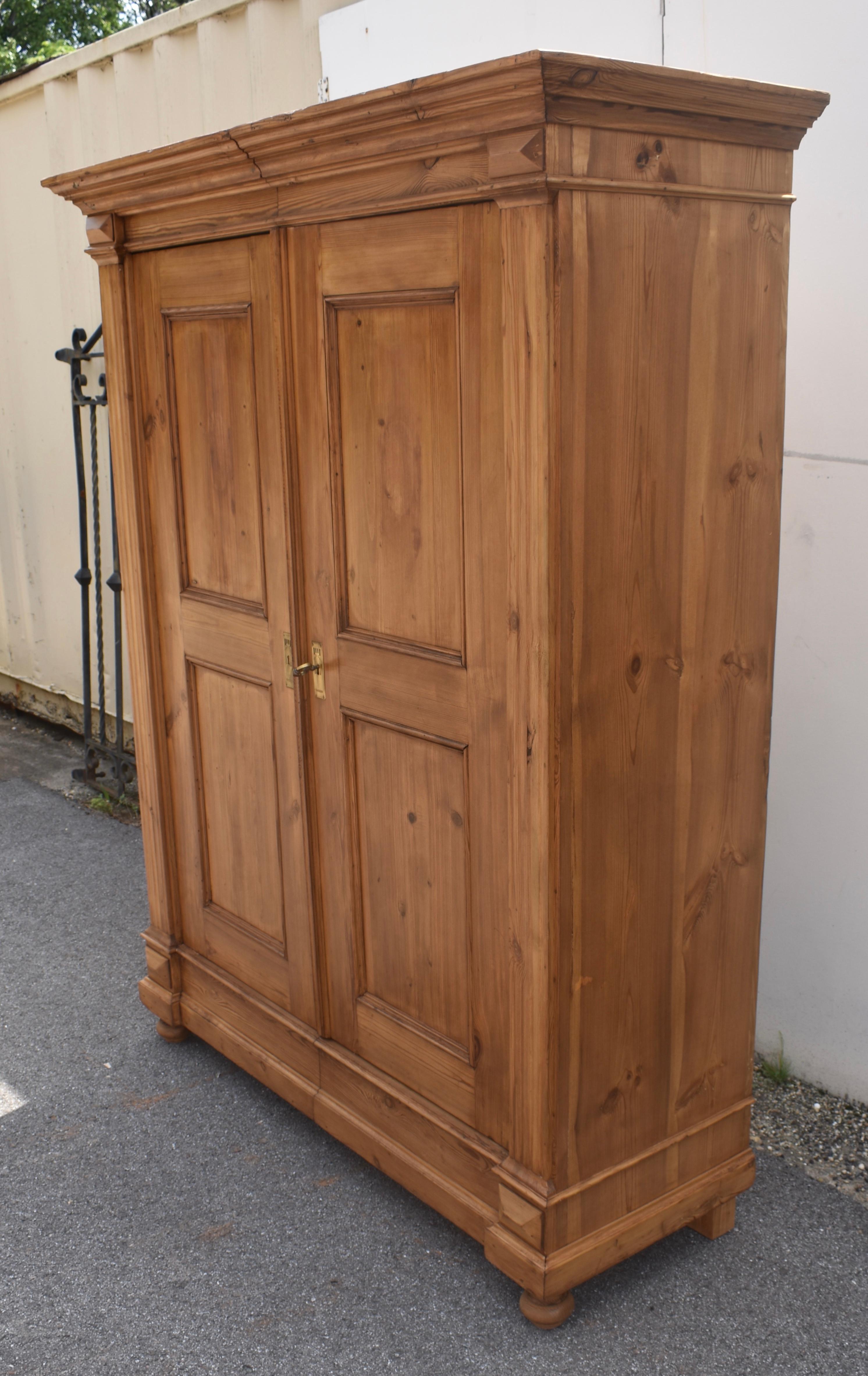 Lucidato Armoire a due ante in pino in vendita