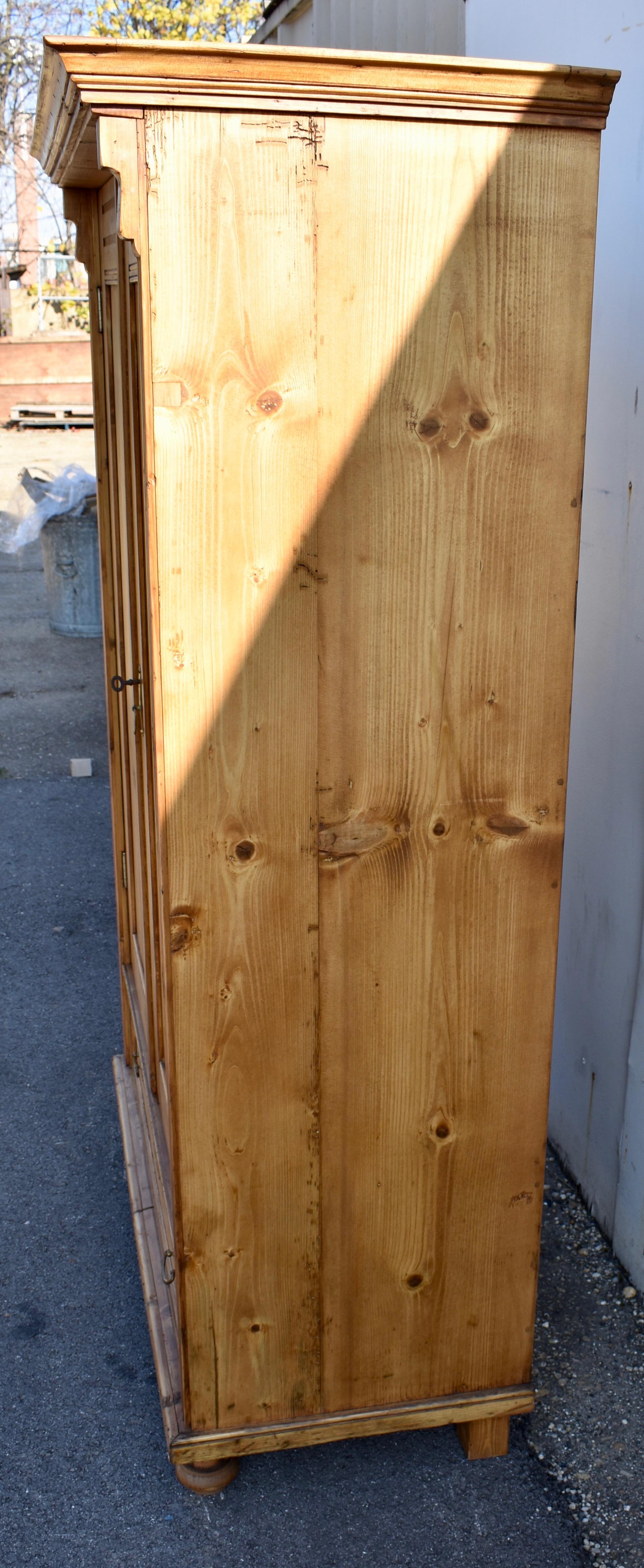 Armoire a due ante in pino In condizioni buone in vendita a Baltimore, MD