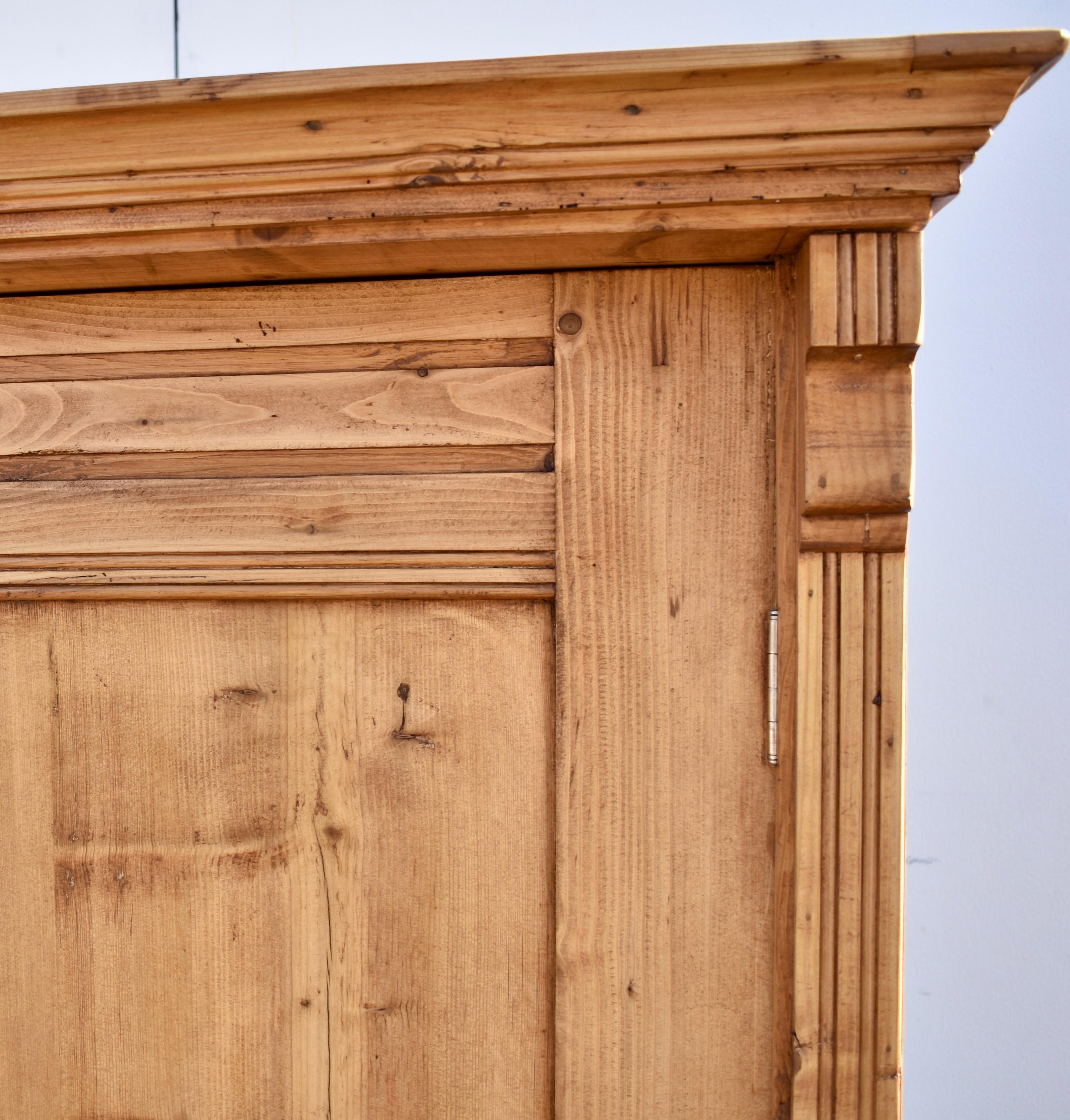 XIX secolo Armoire a due ante in pino in vendita