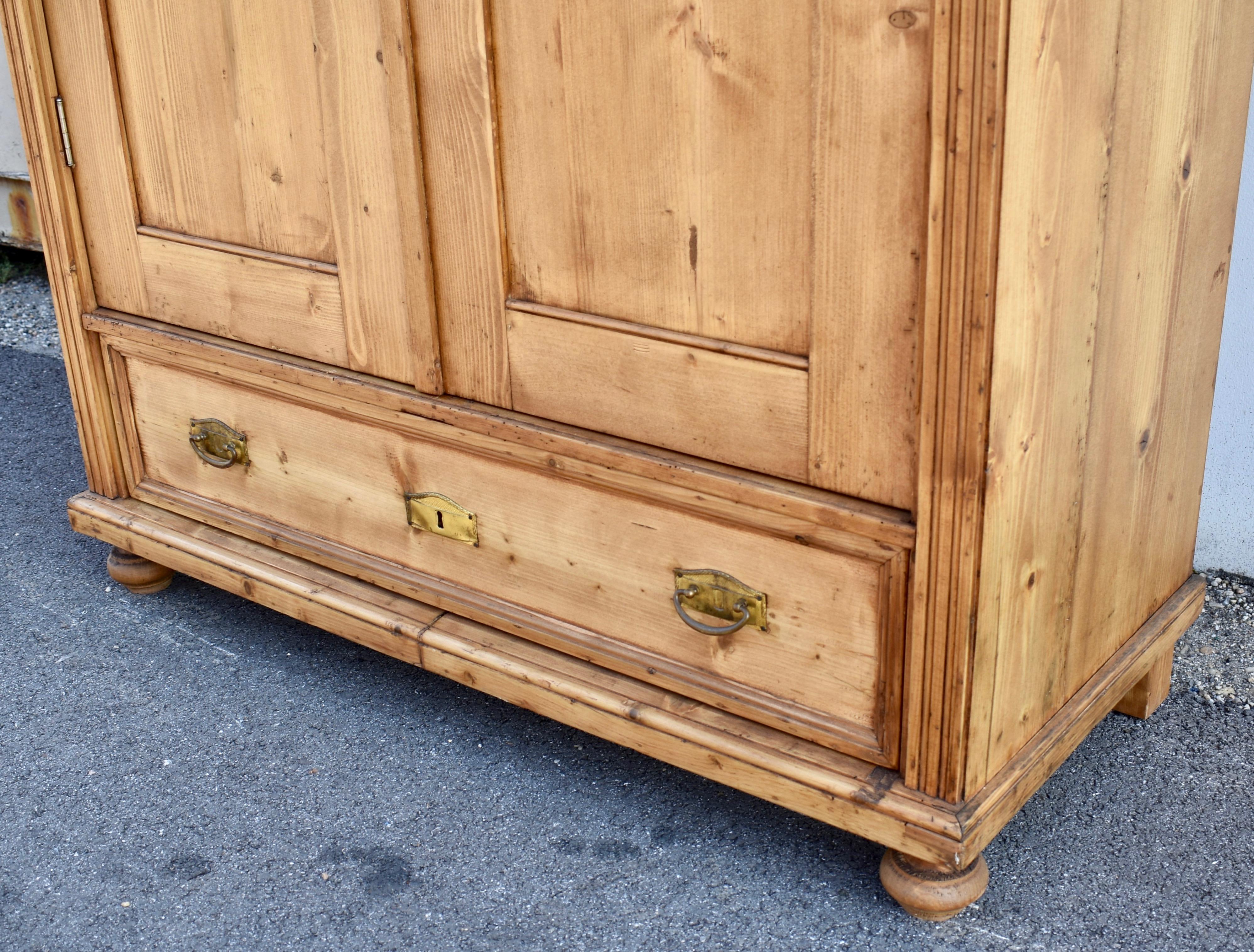 Armoire a due ante in pino in vendita 1