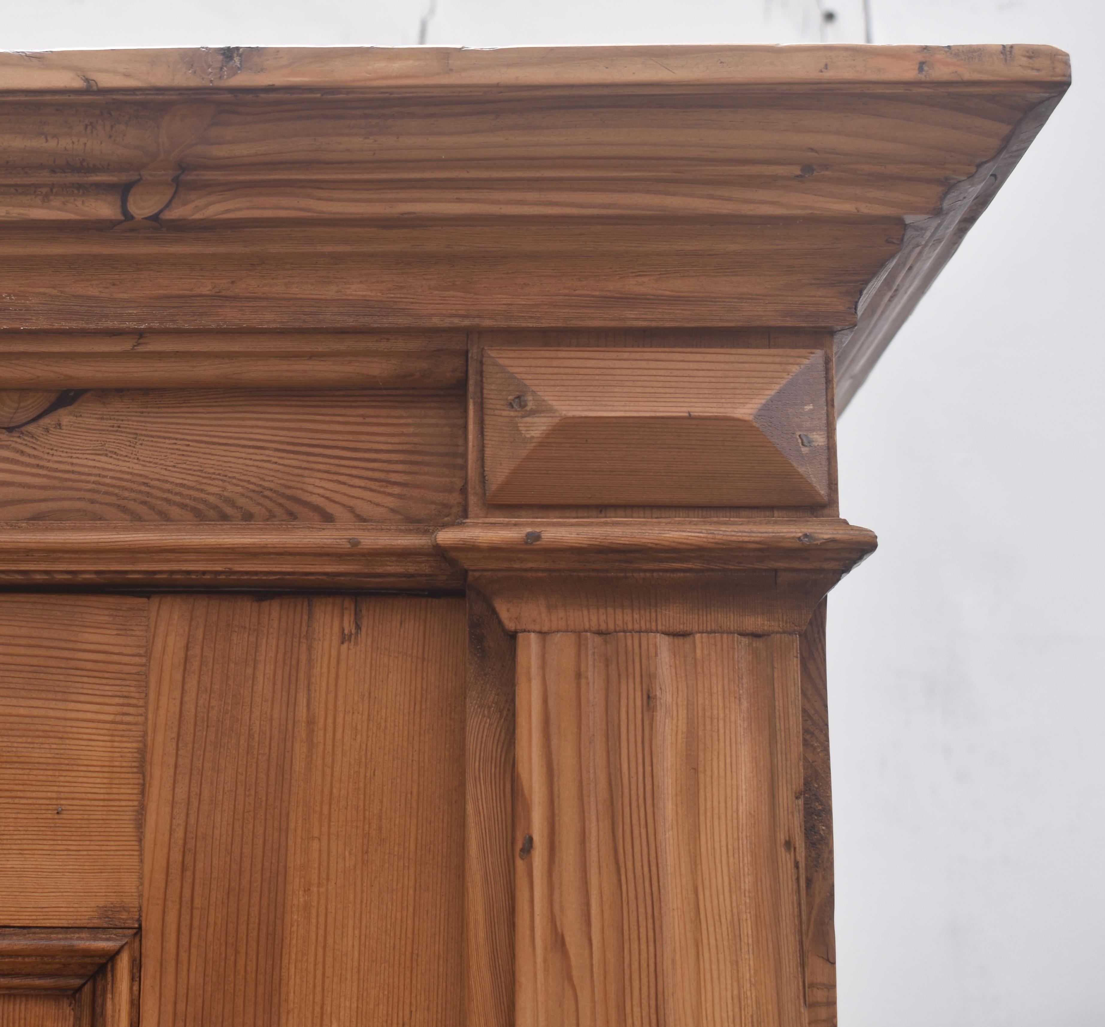 Armoire a due ante in pino in vendita 1