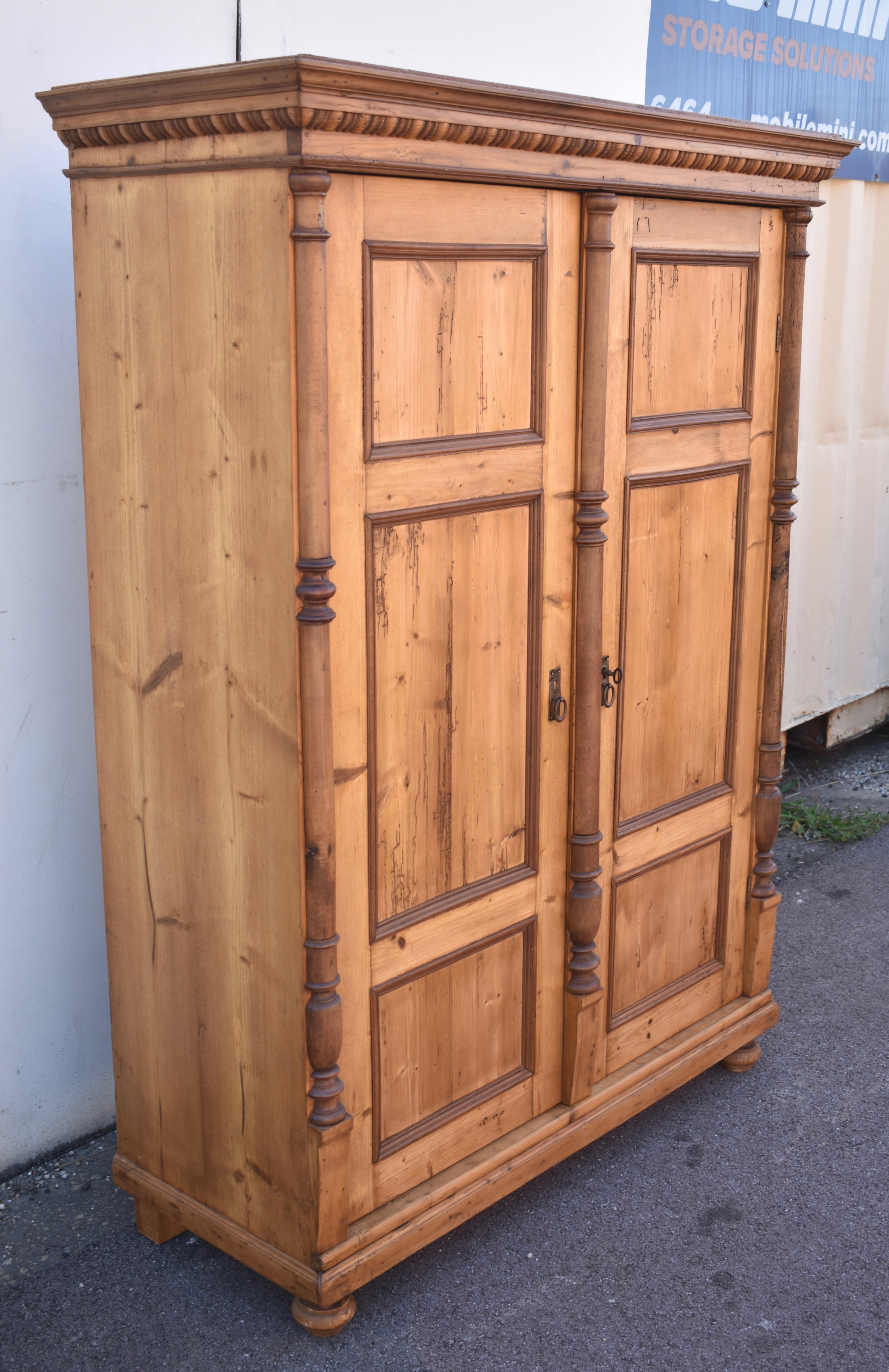 Country Armoire a due ante in pino in vendita