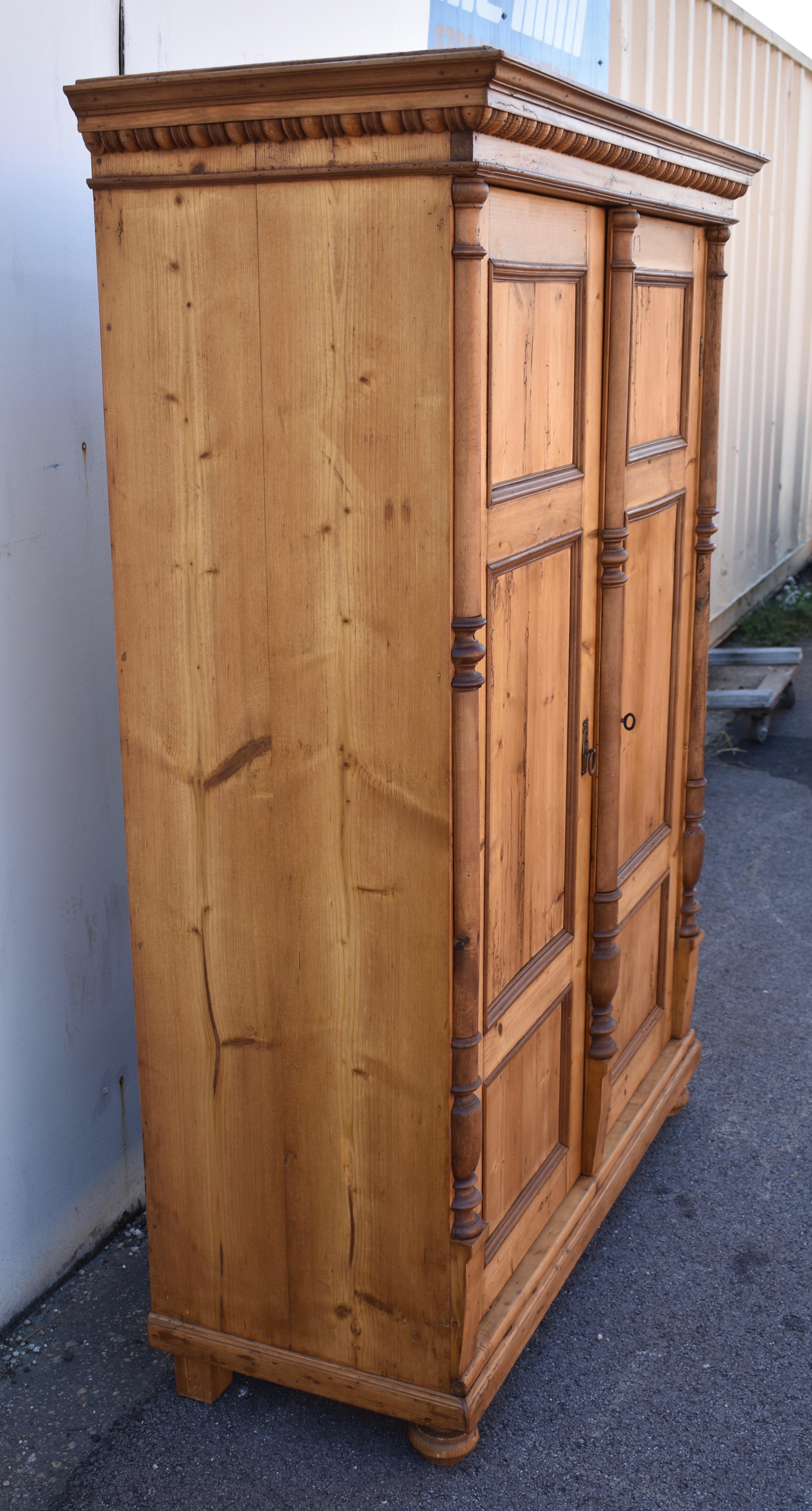 Ungherese Armoire a due ante in pino in vendita