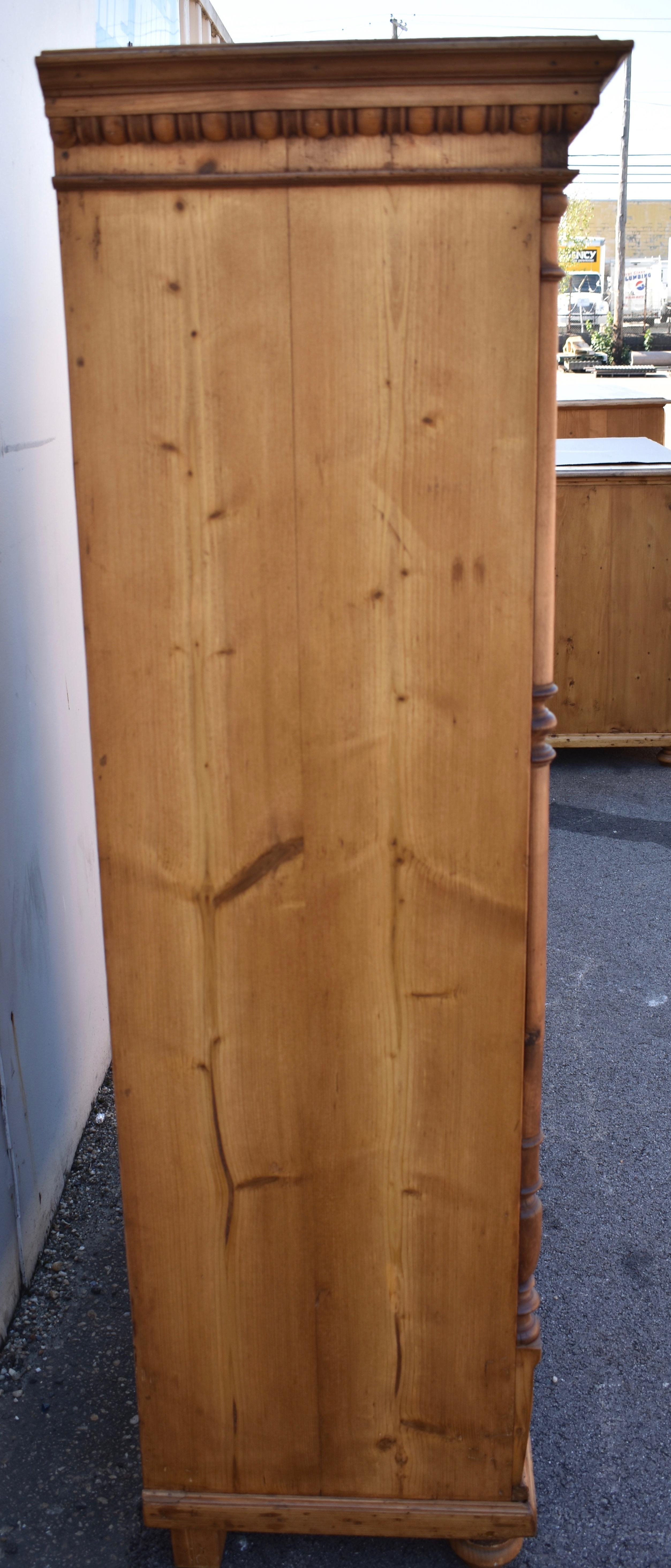 Lucidato Armoire a due ante in pino in vendita