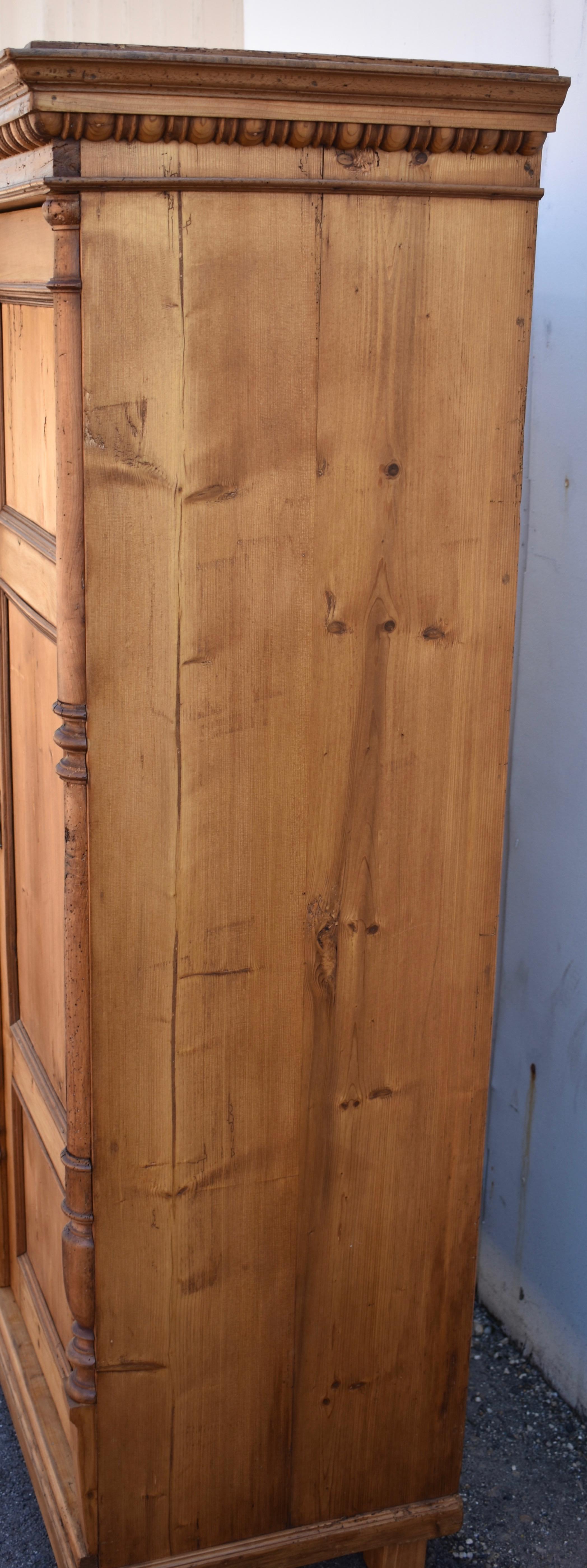Armoire a due ante in pino In condizioni buone in vendita a Baltimore, MD