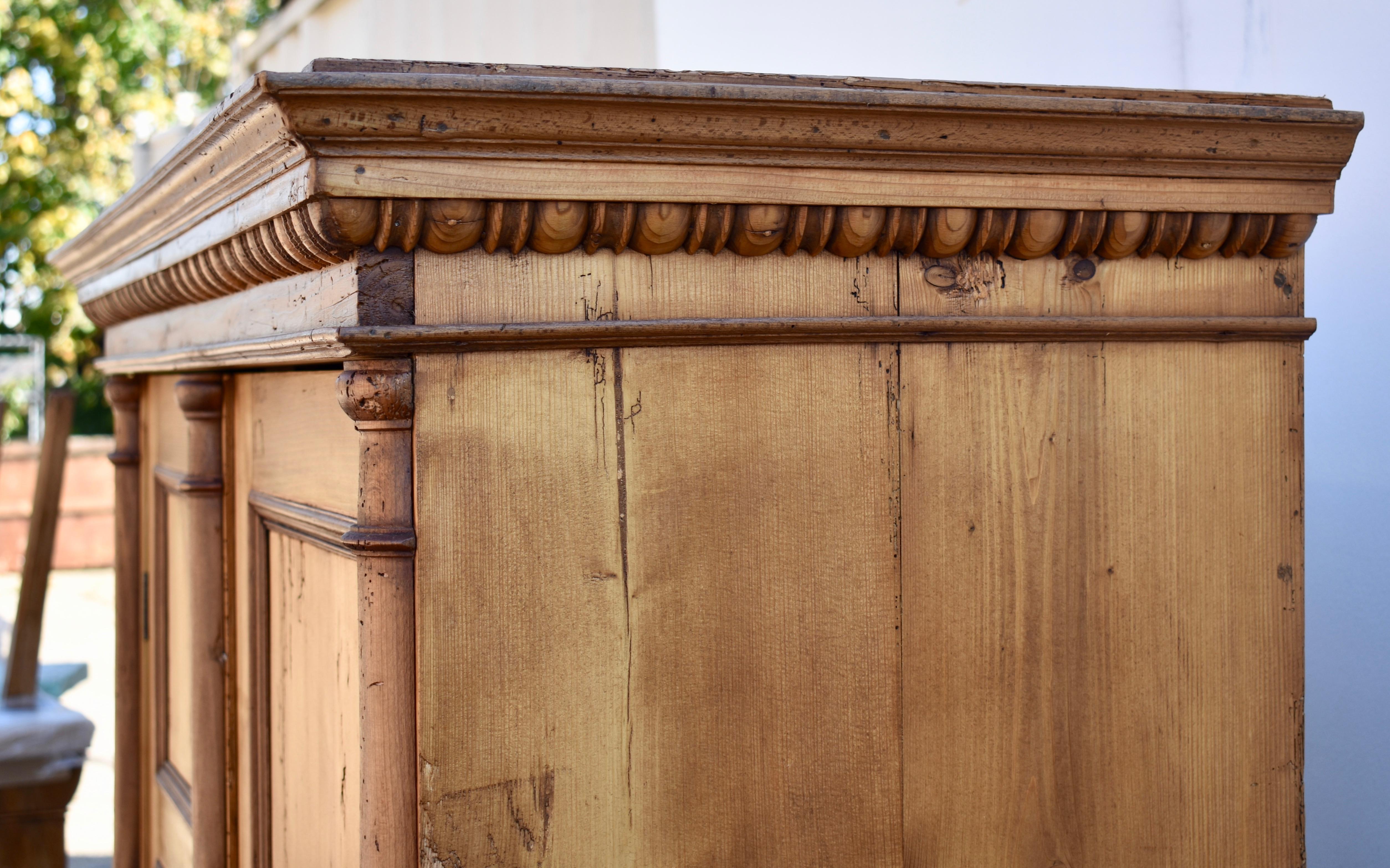 XIX secolo Armoire a due ante in pino in vendita
