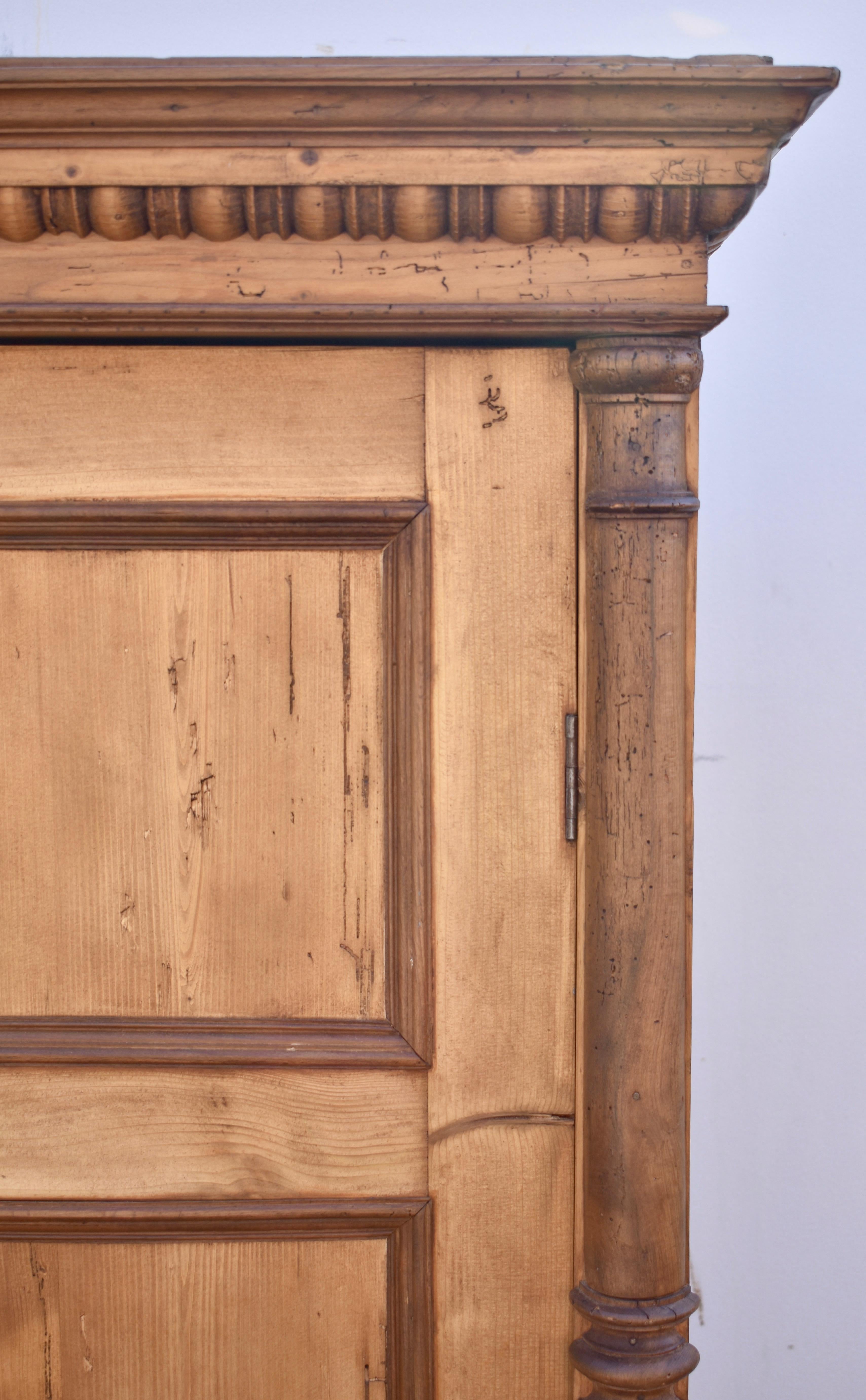 Pino Armoire a due ante in pino in vendita