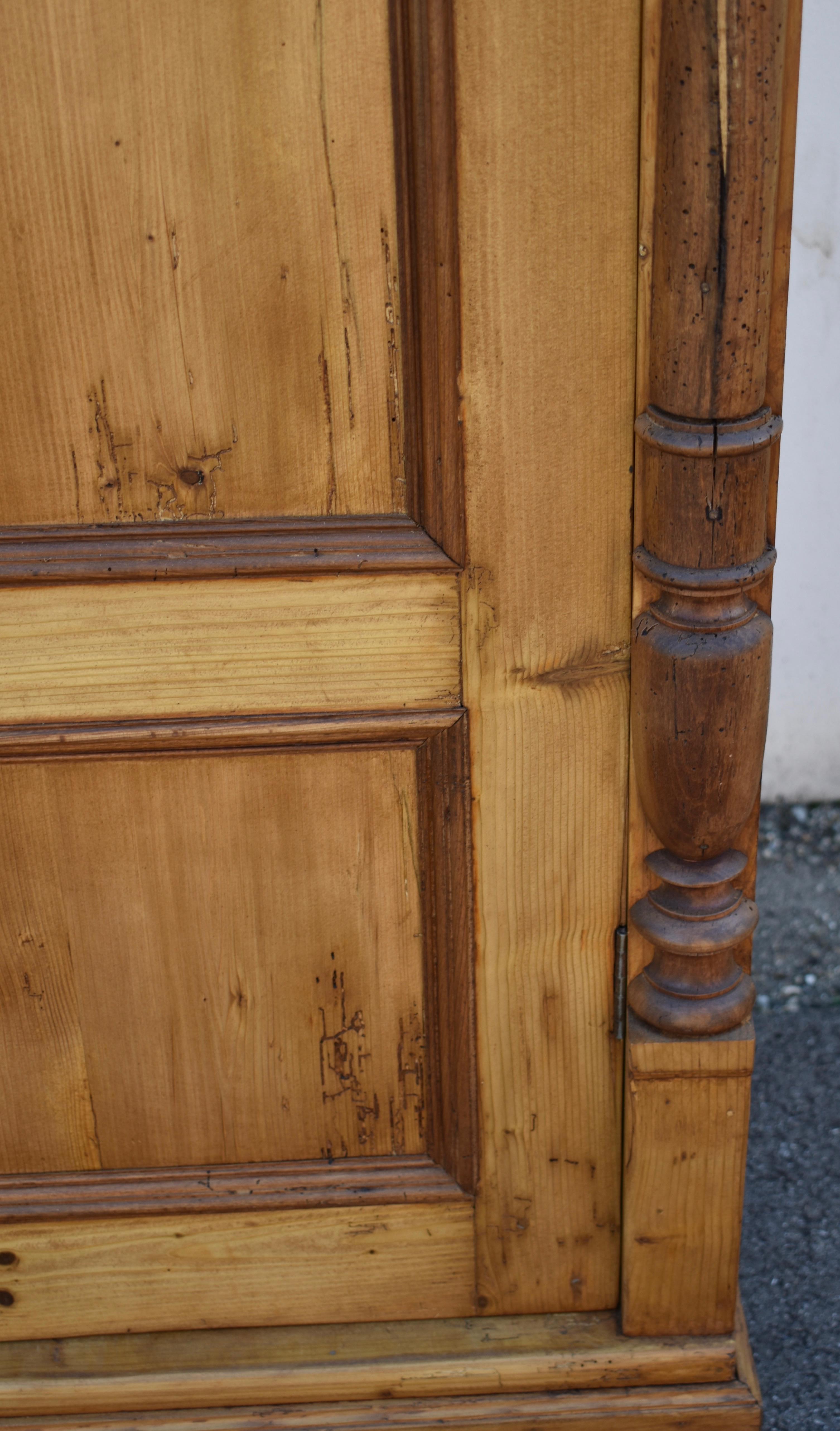 Armoire a due ante in pino in vendita 1