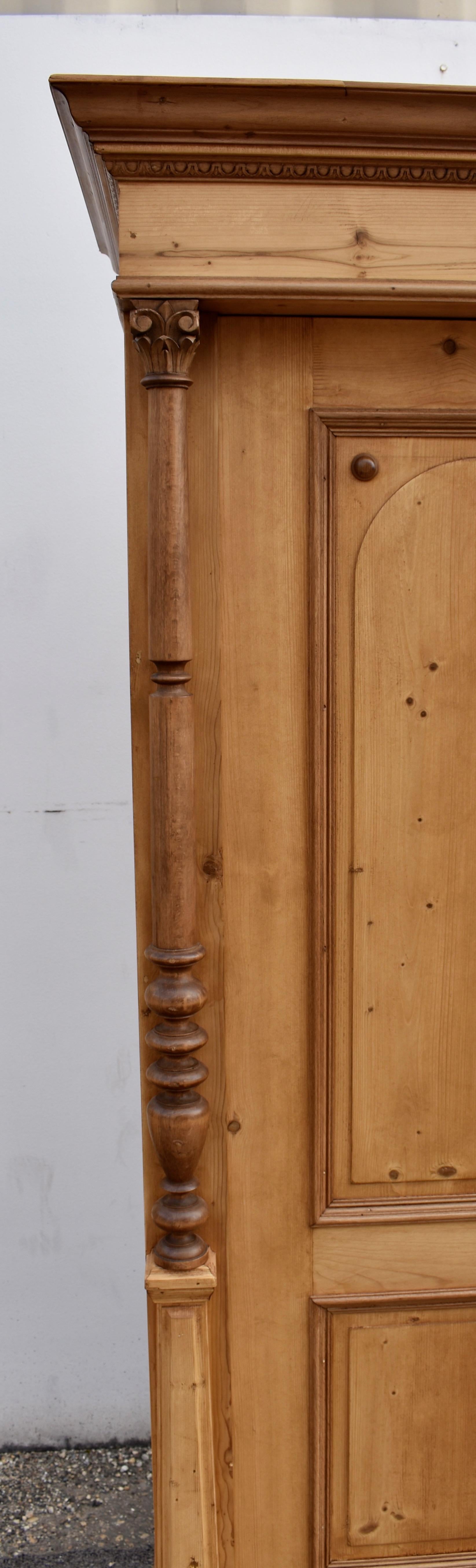 Armoire a due ante con pannello rialzato in pino in vendita 4