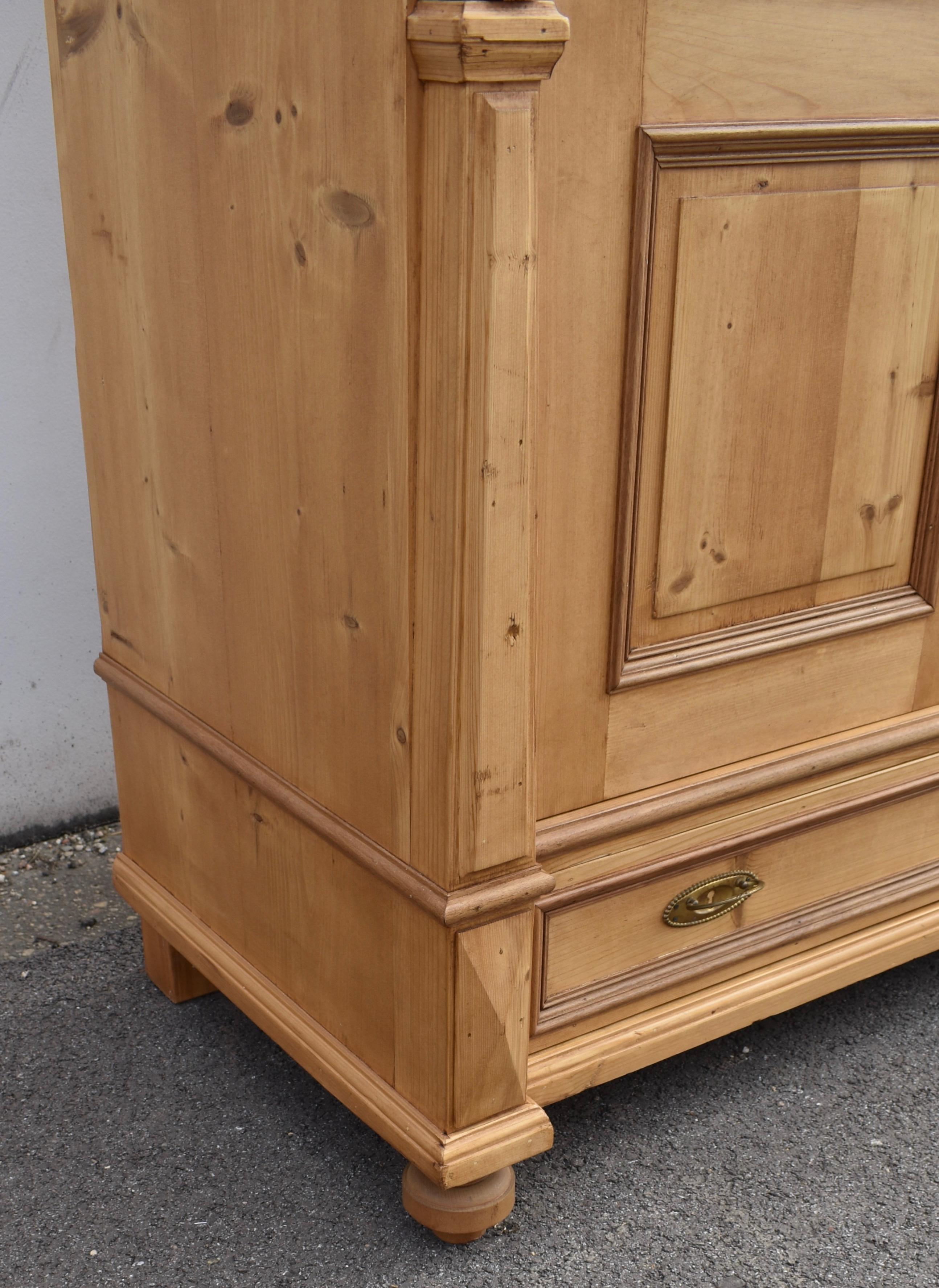 Armoire a due ante con pannello rialzato in pino in vendita 5