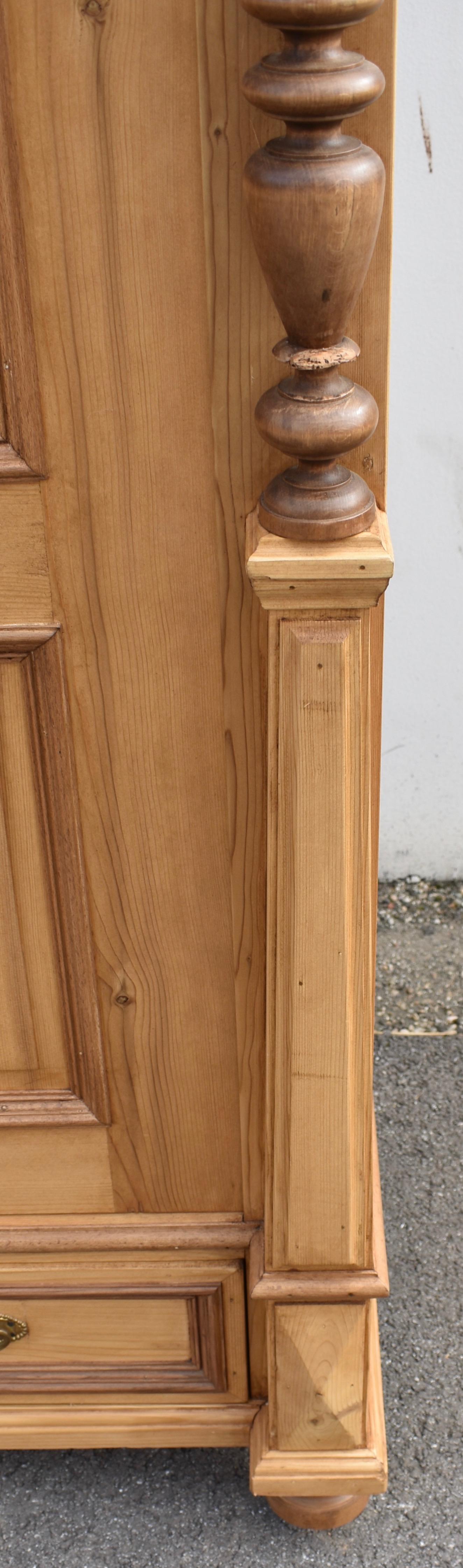 Armoire a due ante con pannello rialzato in pino in vendita 6