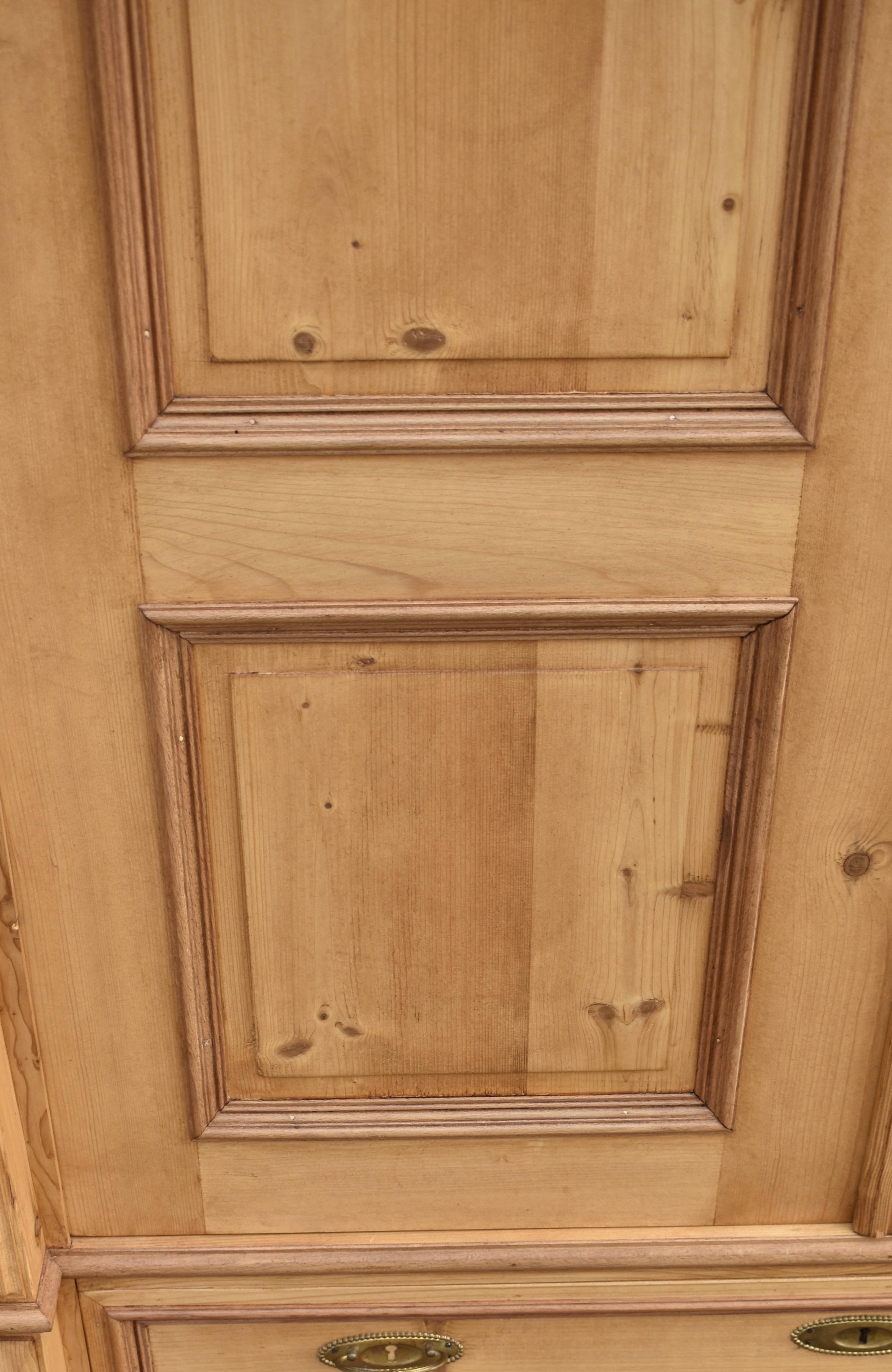 Armoire a due ante con pannello rialzato in pino in vendita 7