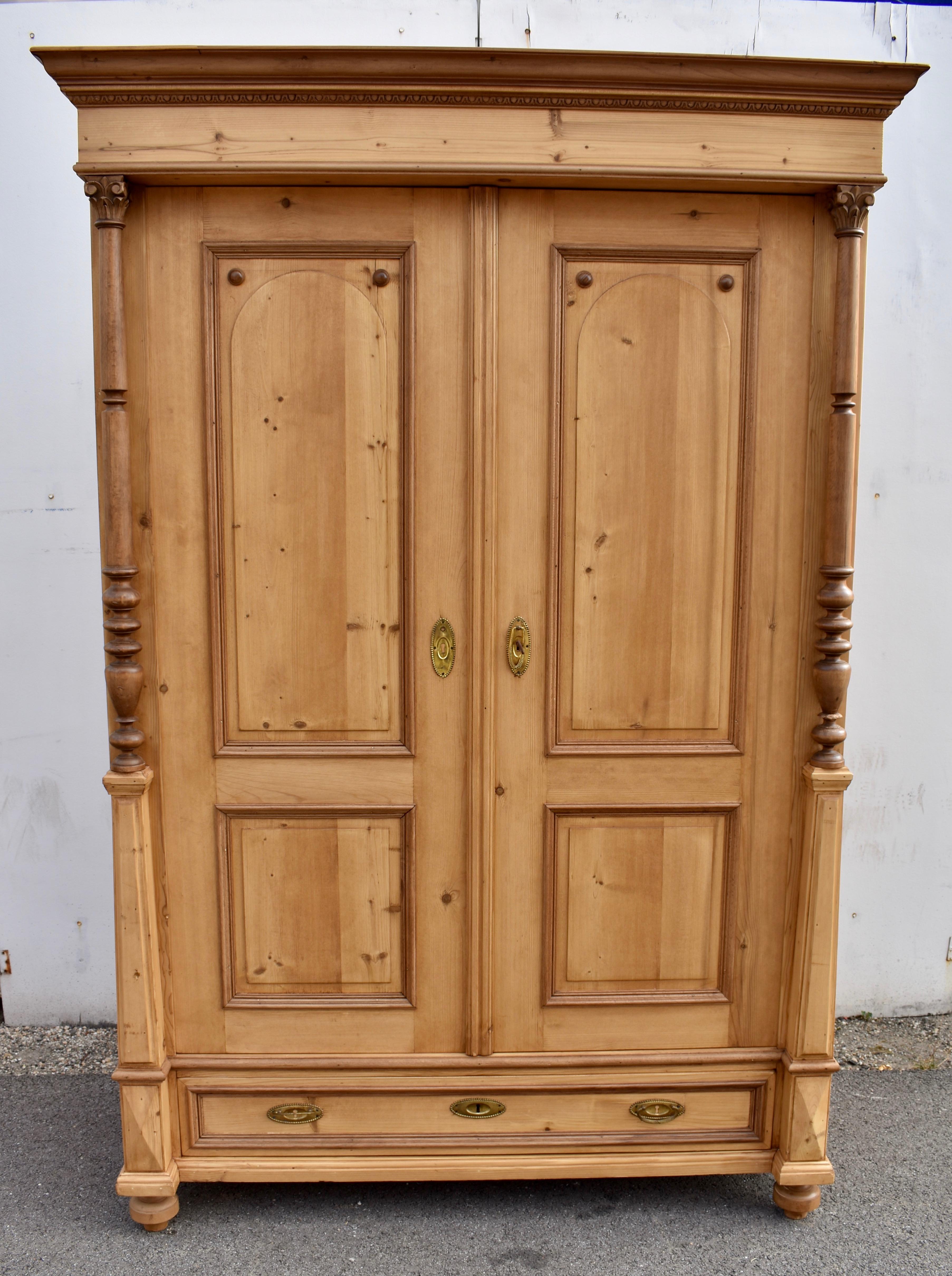 Vittoriano Armoire a due ante con pannello rialzato in pino in vendita