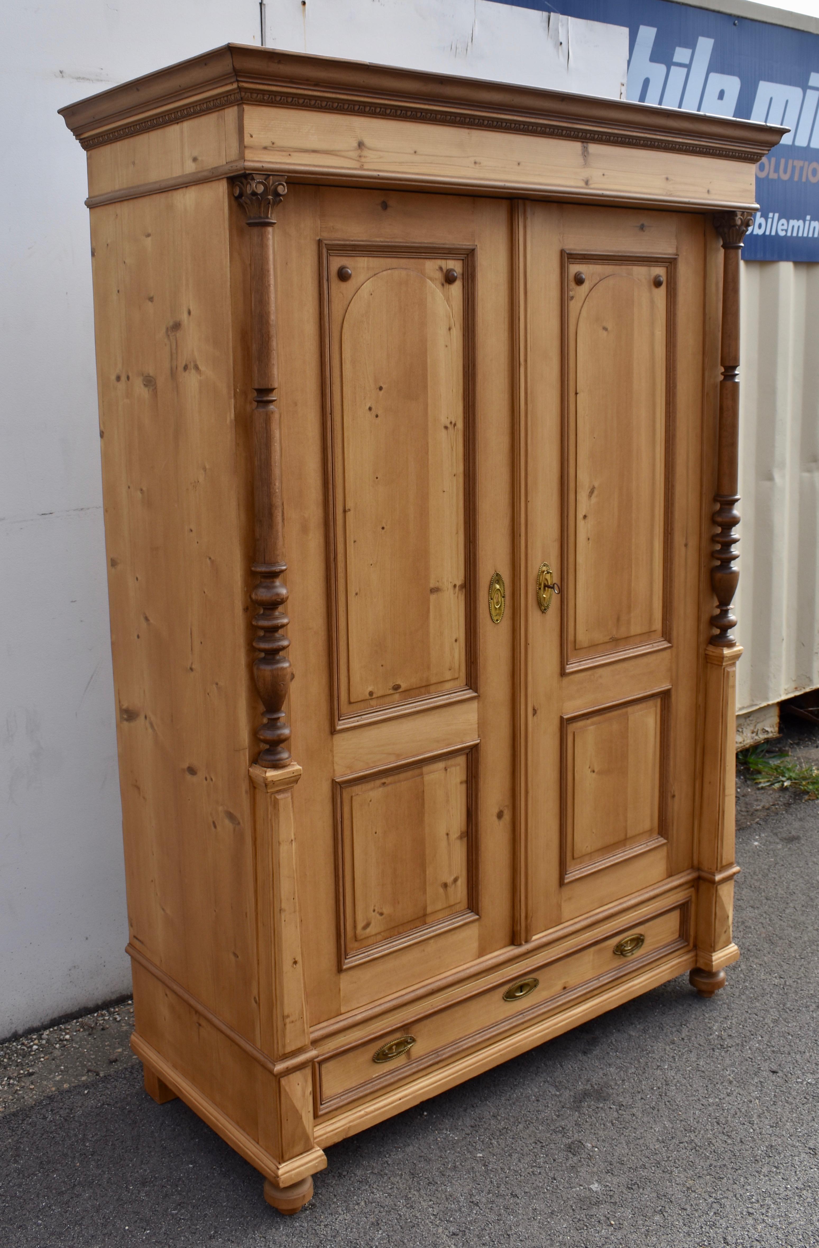 Ungherese Armoire a due ante con pannello rialzato in pino in vendita