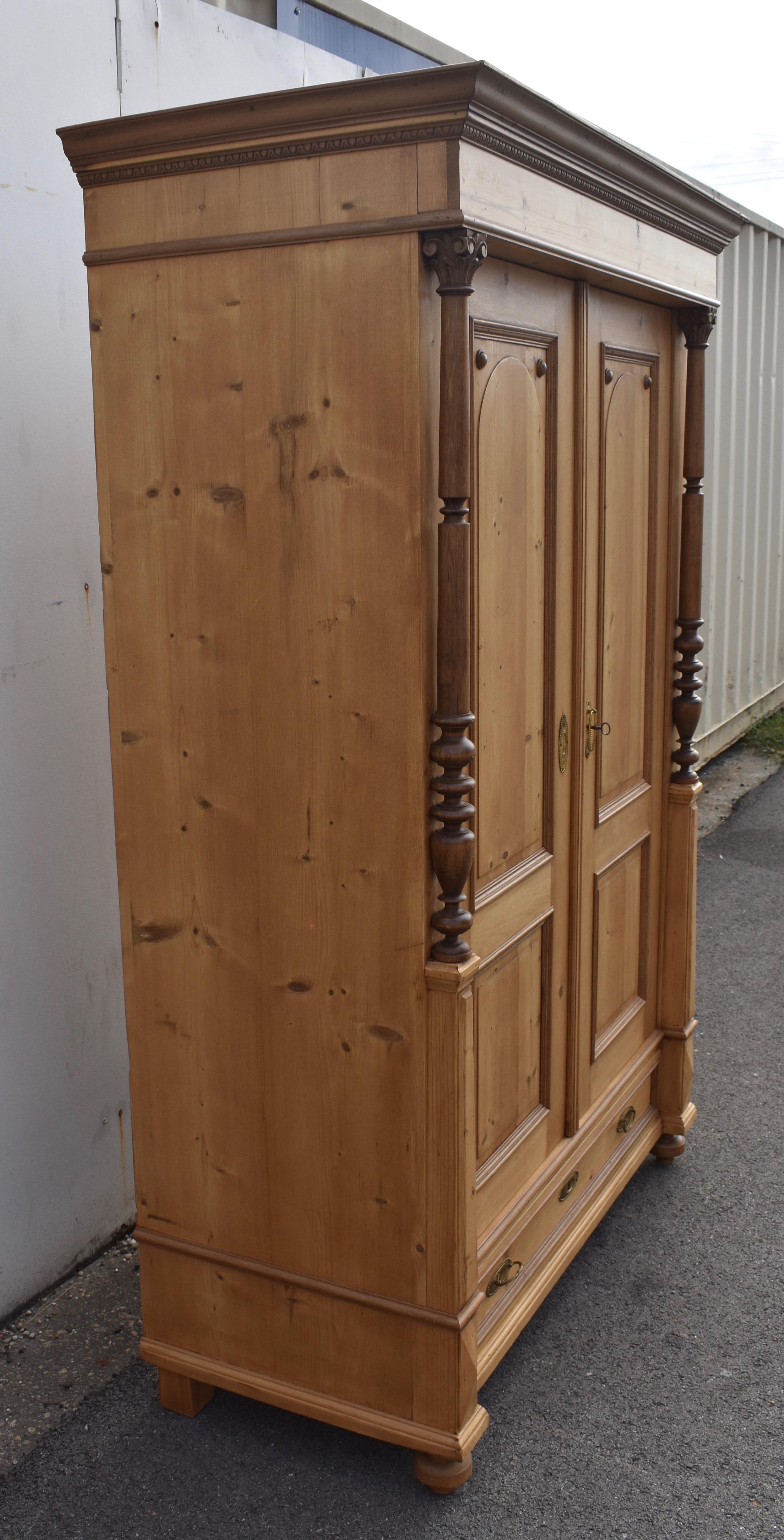 Lucidato Armoire a due ante con pannello rialzato in pino in vendita