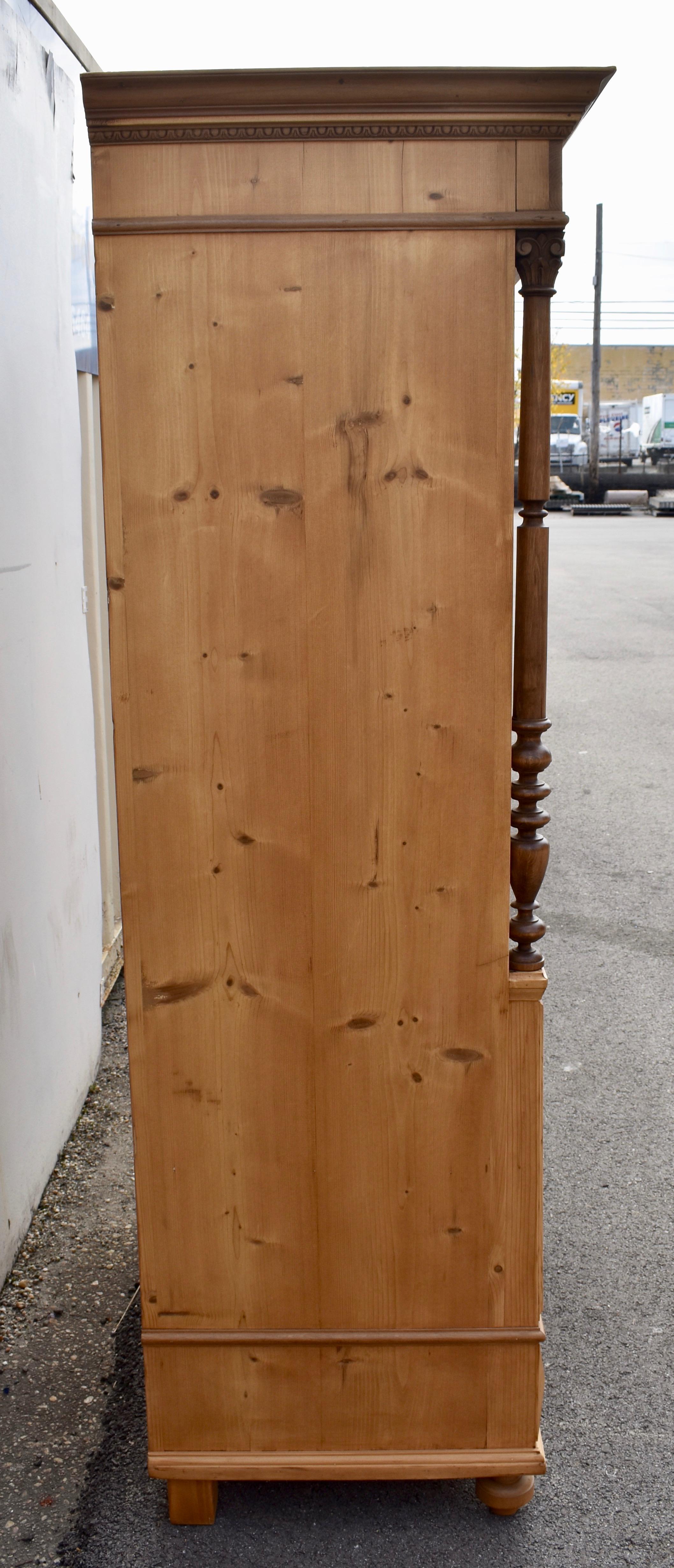 Armoire a due ante con pannello rialzato in pino In condizioni buone in vendita a Baltimore, MD