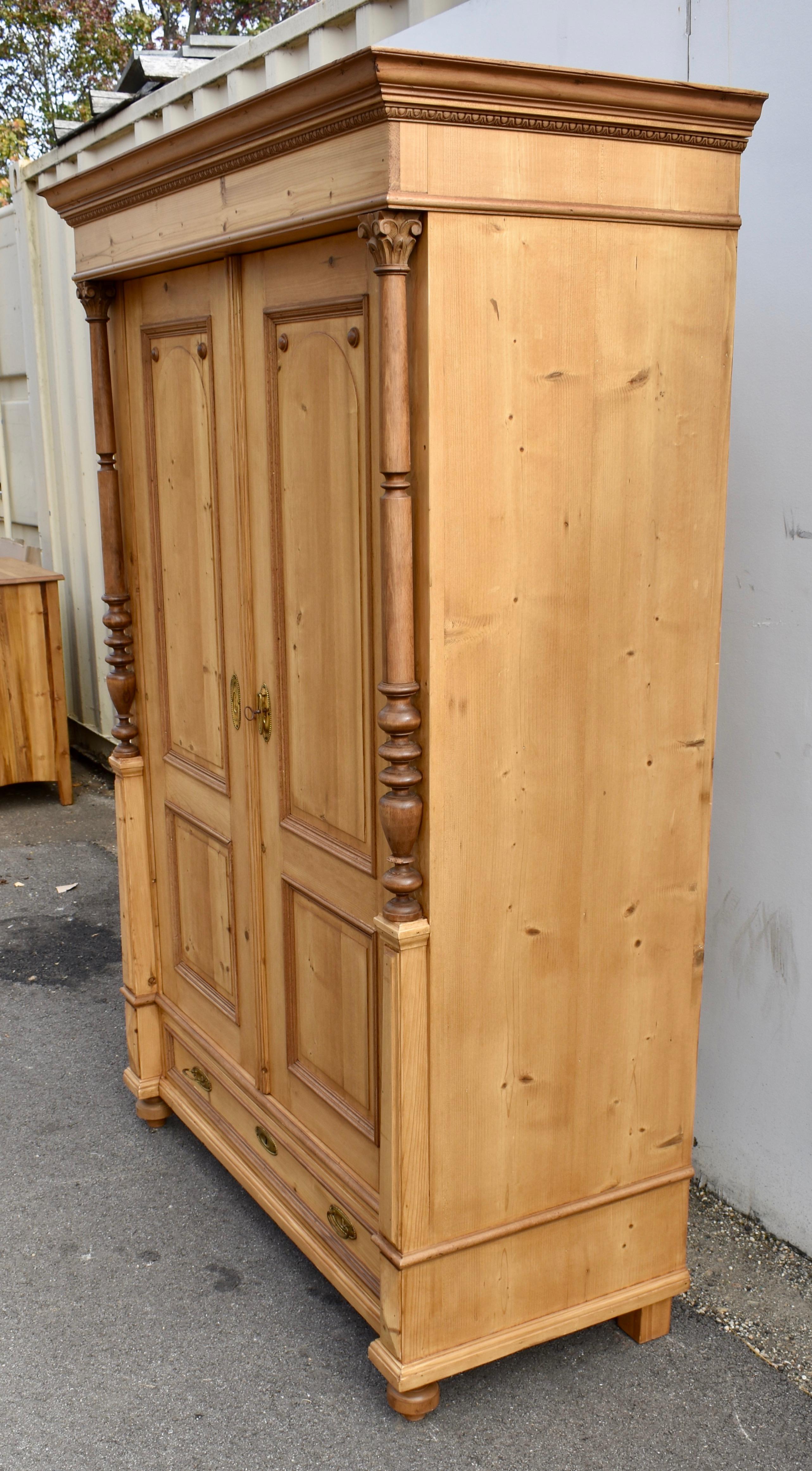 Pino Armoire a due ante con pannello rialzato in pino in vendita