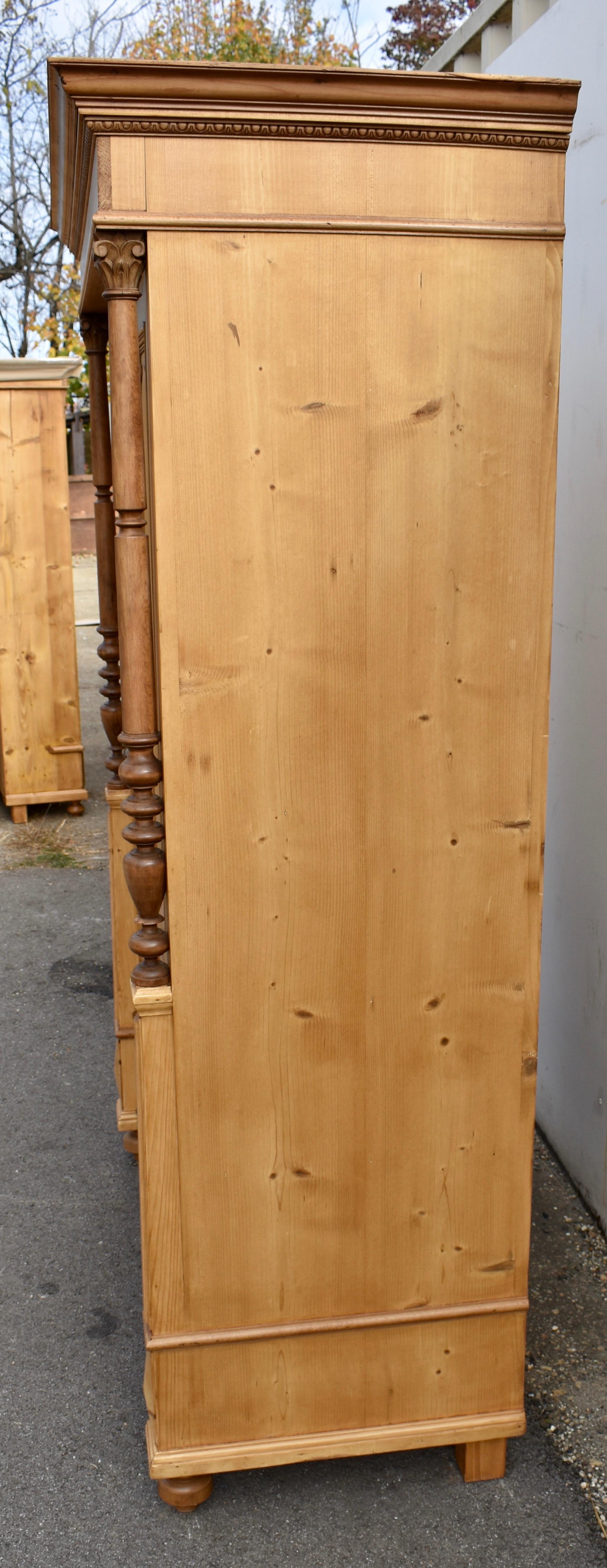 Armoire a due ante con pannello rialzato in pino in vendita 1