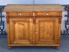 Base de cómoda de dos puertas y dos cajones de pino.