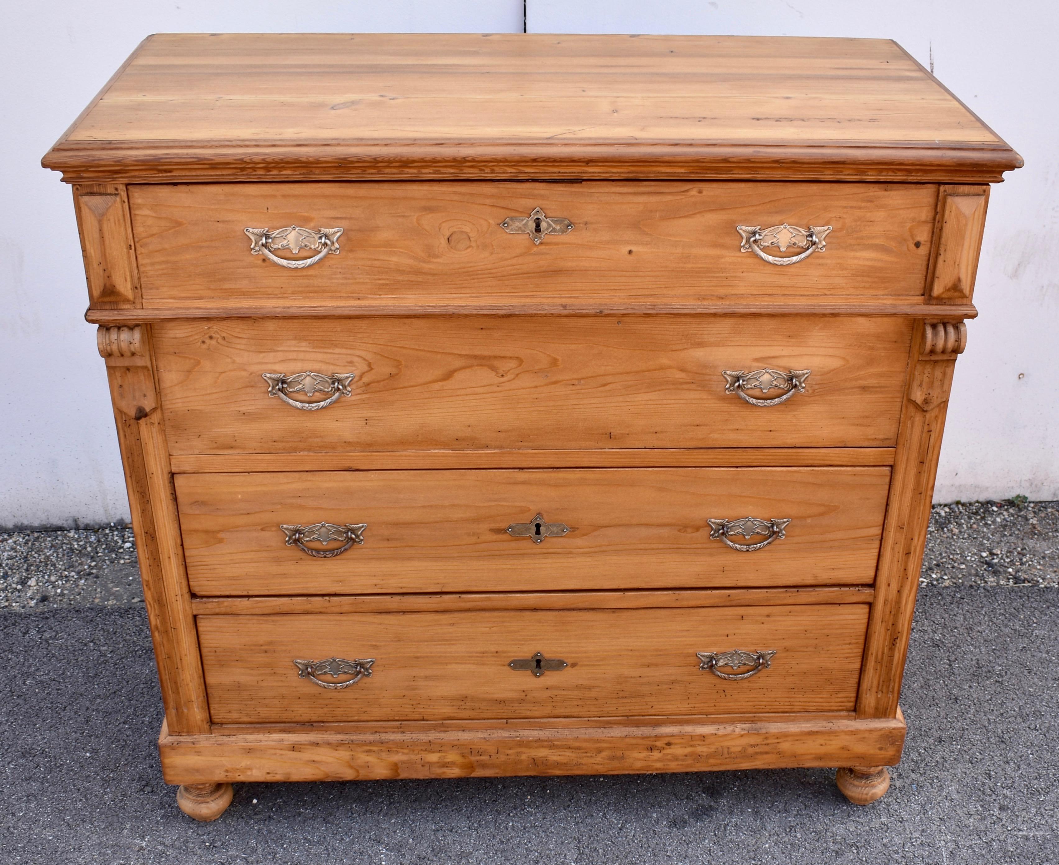 Chiamata così perché è un incrocio tra una cassettiera e una cassapanca per le coperte, questa bella cassettiera ha un piano rifinito con modanature a corona in legno duro a contrasto che si solleva per rivelare un vano portaoggetti profondo due