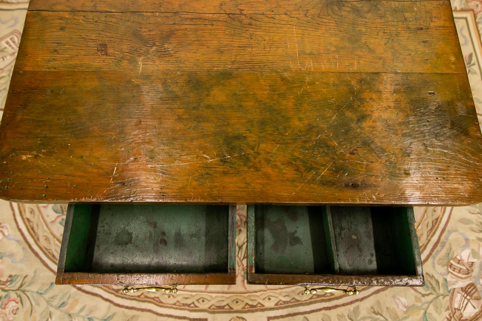 Table d'appoint à deux tiroirs en pin Bon état - En vente à Wilson, NC