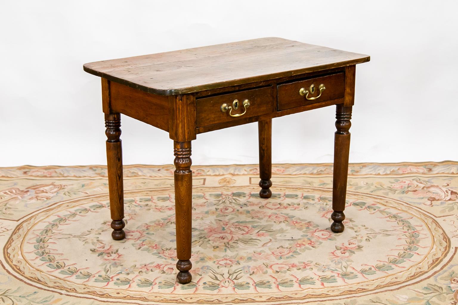 Table d'appoint à deux tiroirs en pin en vente 2