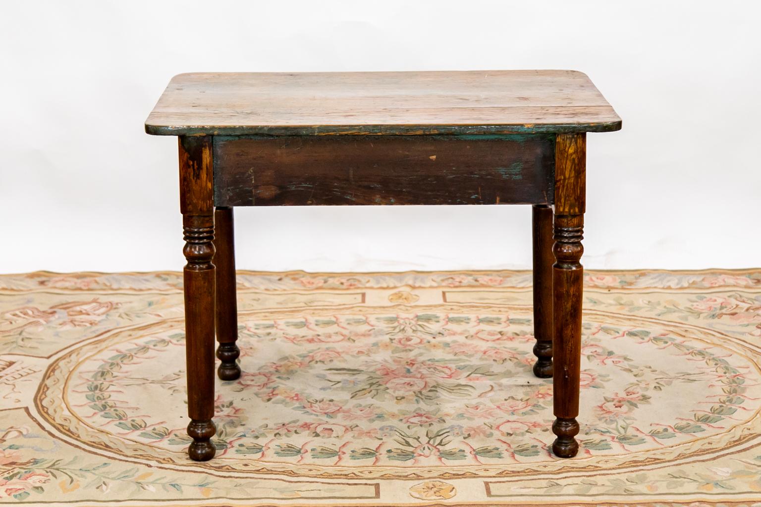 Table d'appoint à deux tiroirs en pin en vente 3