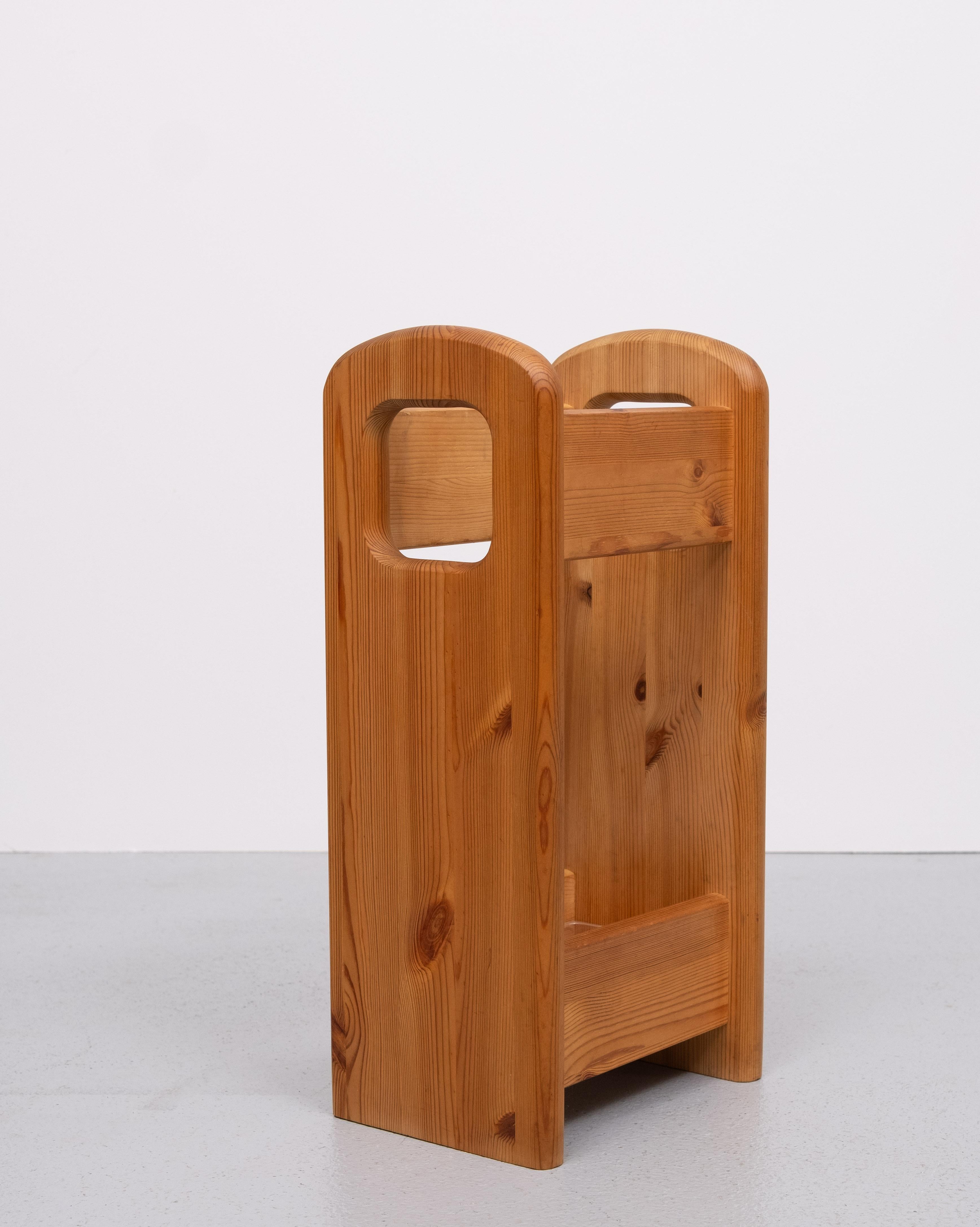 Very nice solid Pine umbrella stand .comes with its original Plastic drip tray .
Manufactured by  Mobelfabrikken Toften  Denmark 1960s .