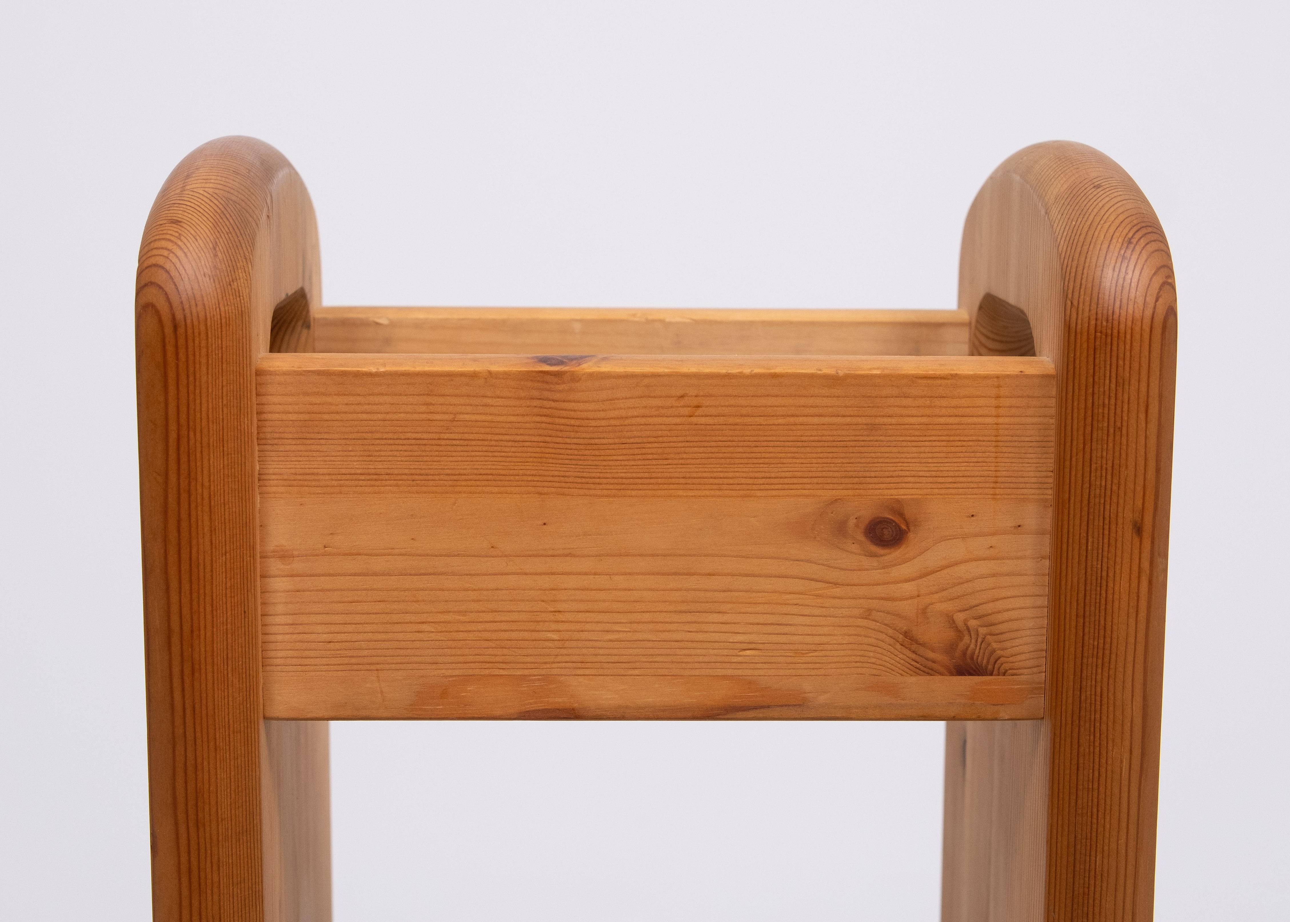 Pine Umbrella stand by  Mobelfabrikken Toften  Denmark 1960s . In Good Condition In Den Haag, NL