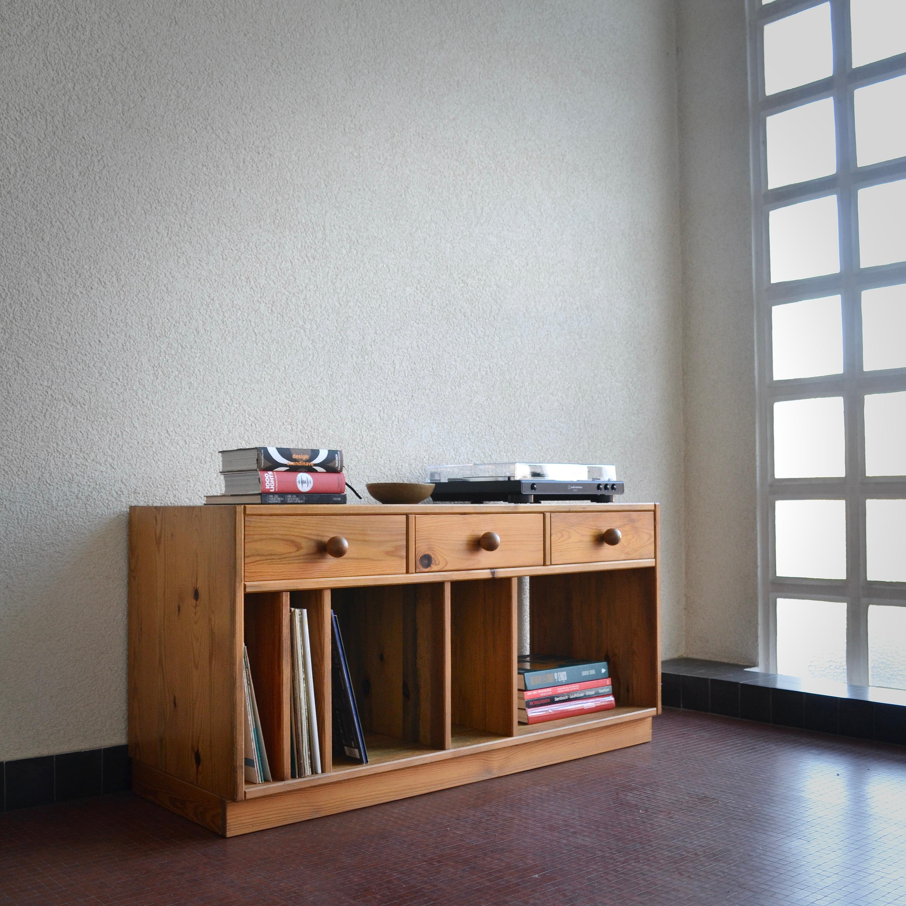 So strong!

Let's describe on the surface first, then we'll go into detail. This pretty sideboard made entirely of solid pine comes straight from Sweden. Made by Sven Larsson in the 70s, this vinyl cabinet can become the coolest place in the living