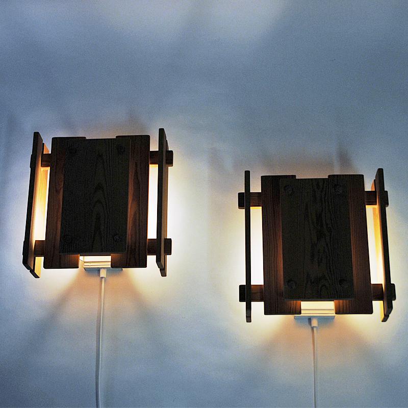 Very unique and special pair of wall lamps made of pine wood. These pine lamp was designed by Gunnar Næss in 1969 and produced by Høvik Verk in the 1970s. Gunnar Næss was both an interior architect and designer and made this model W3076 mainly for